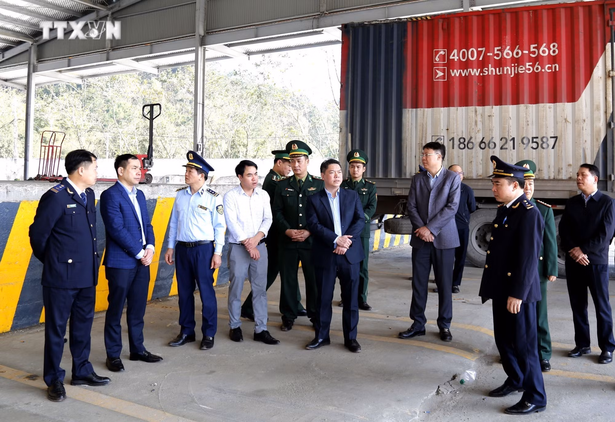 vna_potal_kiem_tra_cong_tac_bien_mau_tai_cua_khau_song_phuong_chi_ma_7255837.jpg