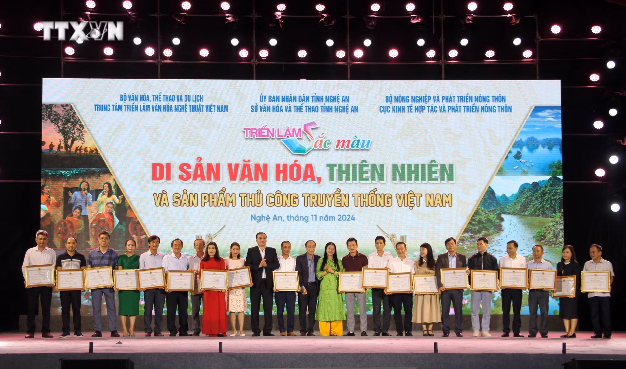 vna_potal_be_mac_trien_lam_“sac_mau_di_san_van_hoa_thien_nhien_va_san_pham_thu_cong_truyen_thong_viet_nam”_7723192.jpg