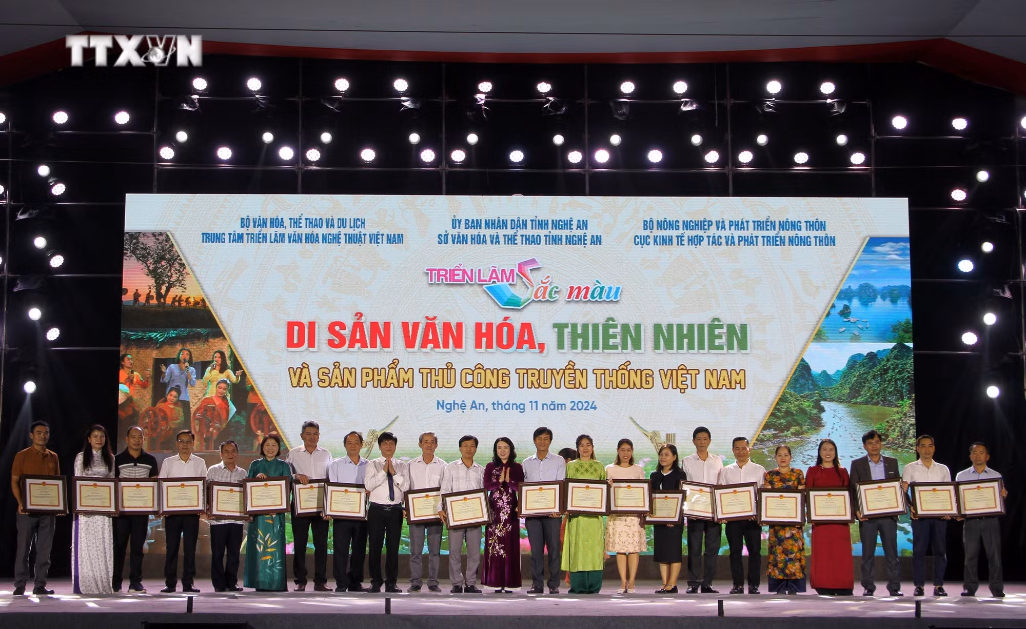 vna_potal_be_mac_trien_lam_“sac_mau_di_san_van_hoa_thien_nhien_va_san_pham_thu_cong_truyen_thong_viet_nam”_7723190.jpg