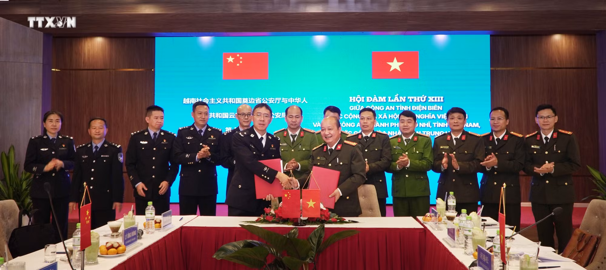 vna_potal_hoi_dam_giua_cong_an_tinh_dien_bien_voi_cuc_cong_an_thanh_pho_pho_nhi_tinh_van_nam_trung_quoc_7722903.jpg