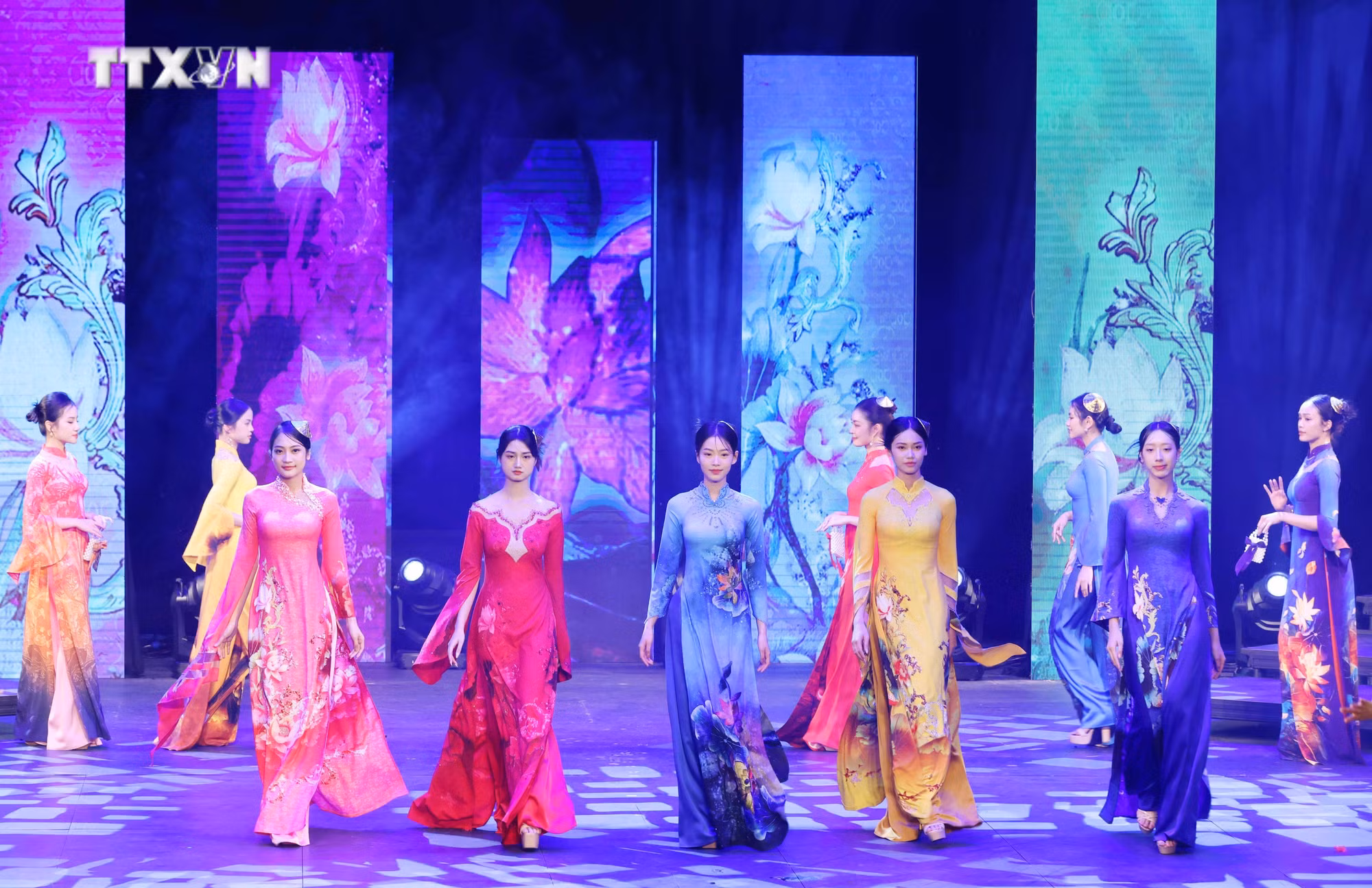 vna_potal_le_phat_dong_“tuan_le_ao_dai”_va_chuong_trinh_nghe_thuat_“huong_sac_ao_dai_viet”_7248946.jpg