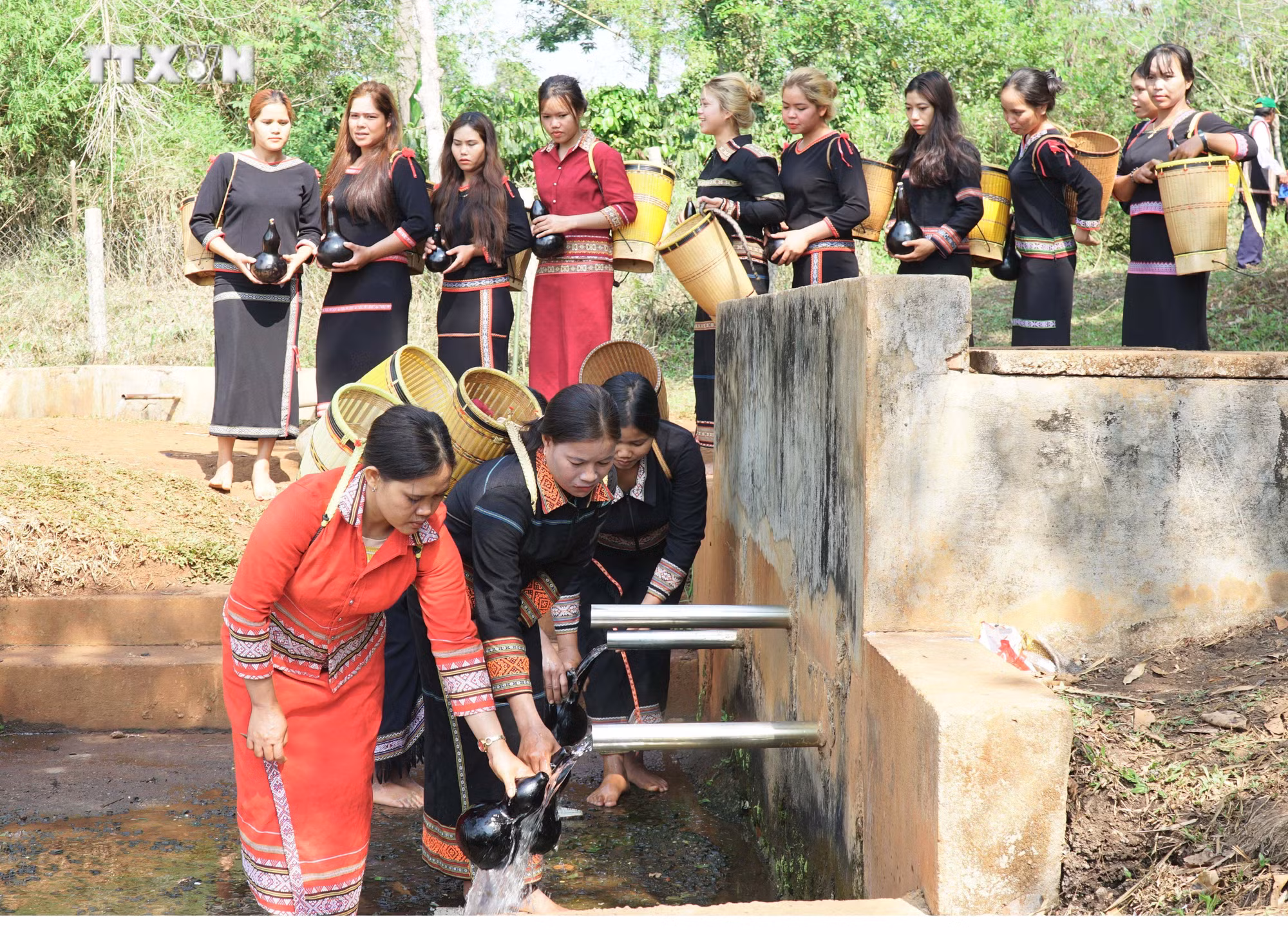 vna_potal_van_hoa_soi_duong_hoi_sinh_le_cau_mua_cua_dong_bao_bahnar_o_gia_lai_7323185 (1).jpg