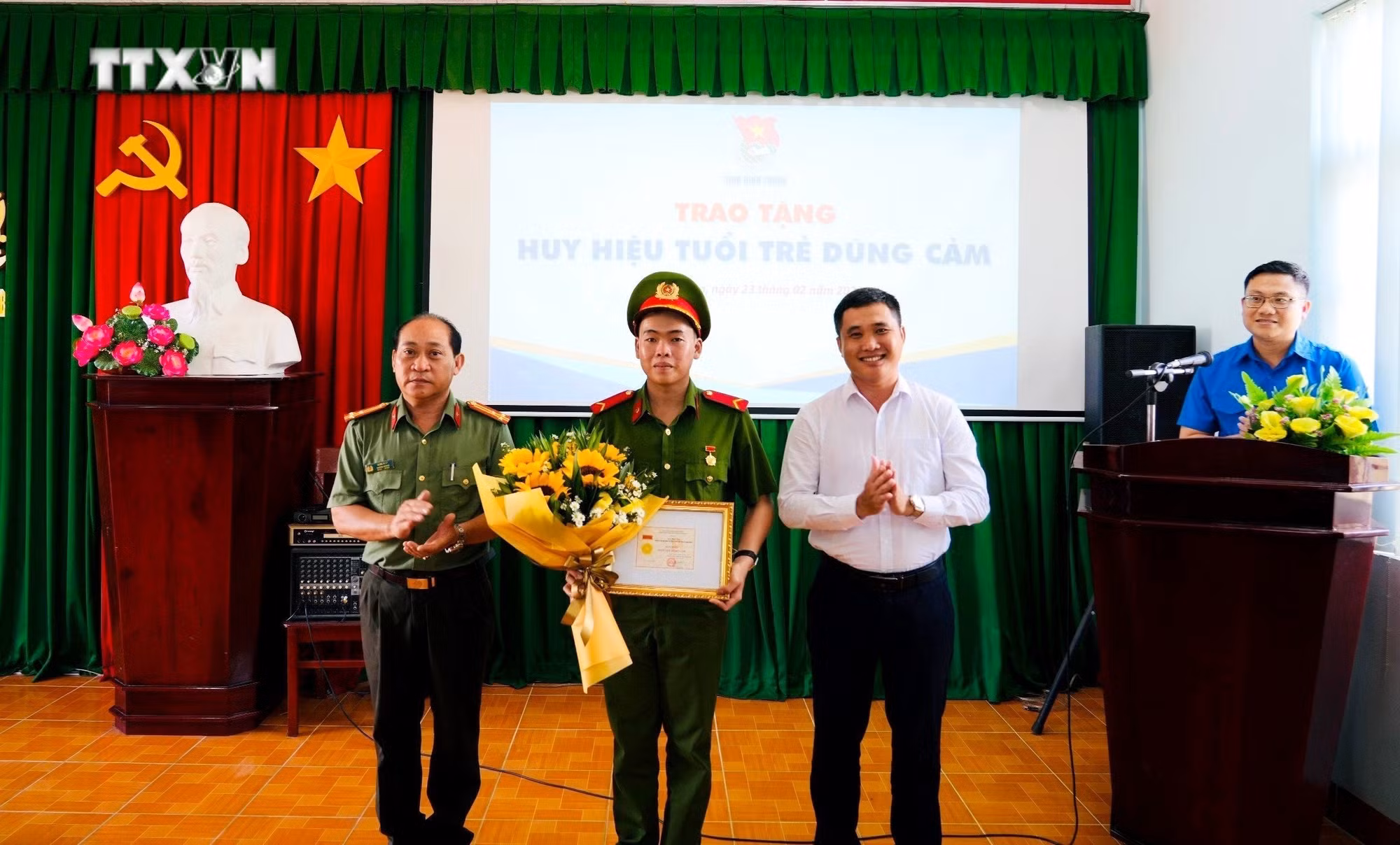 vna_potal_binh_thuan_trao_huy_hieu_“tuoi_tre_dung_cam”_cho_chien_si_cong_an_cuu_nguoi_duoi_nuoc_7238920.jpg