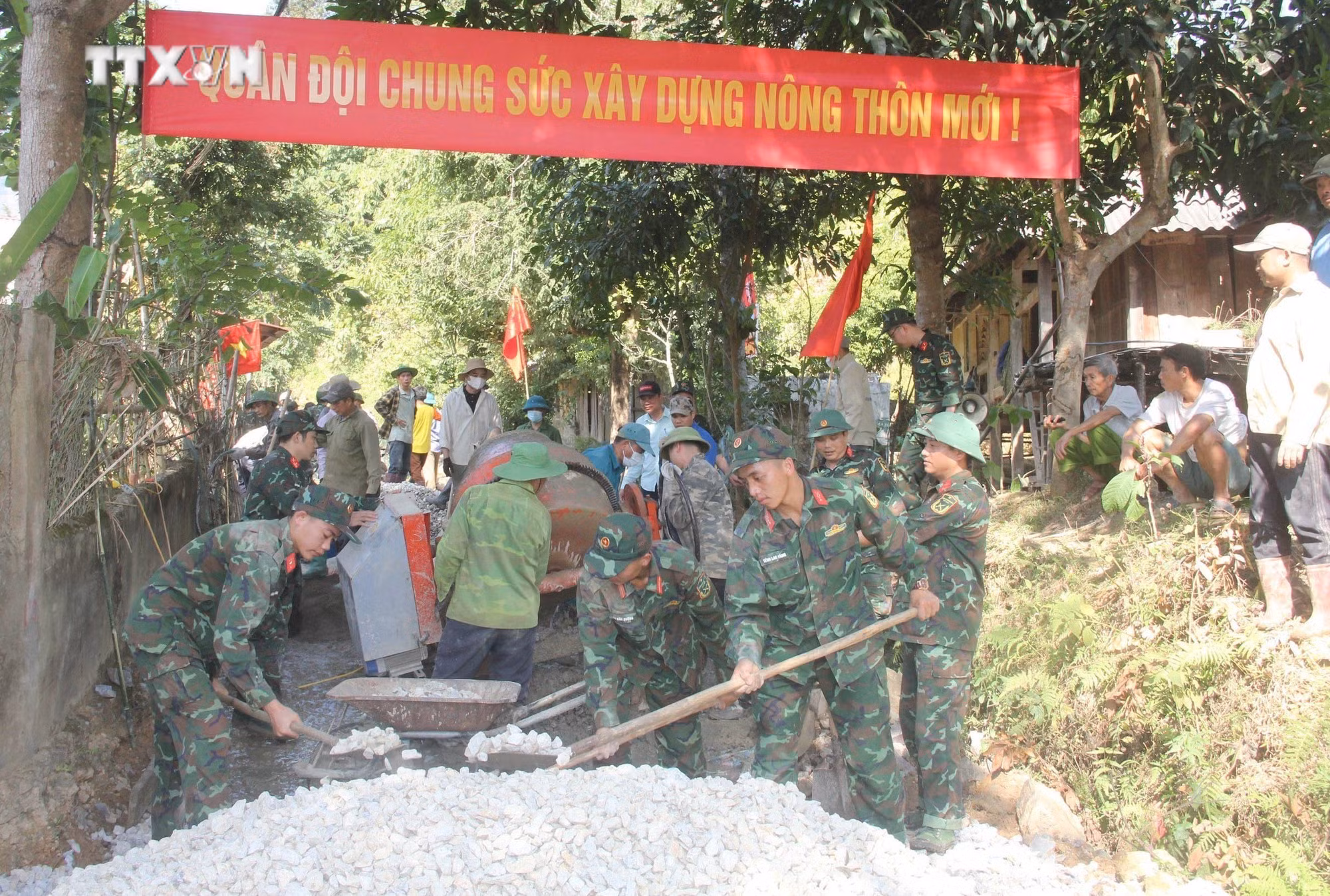 vna_potal_son_la_xuan_doan_ket_tet_tham_tinh_quan_dan_7190847.jpg