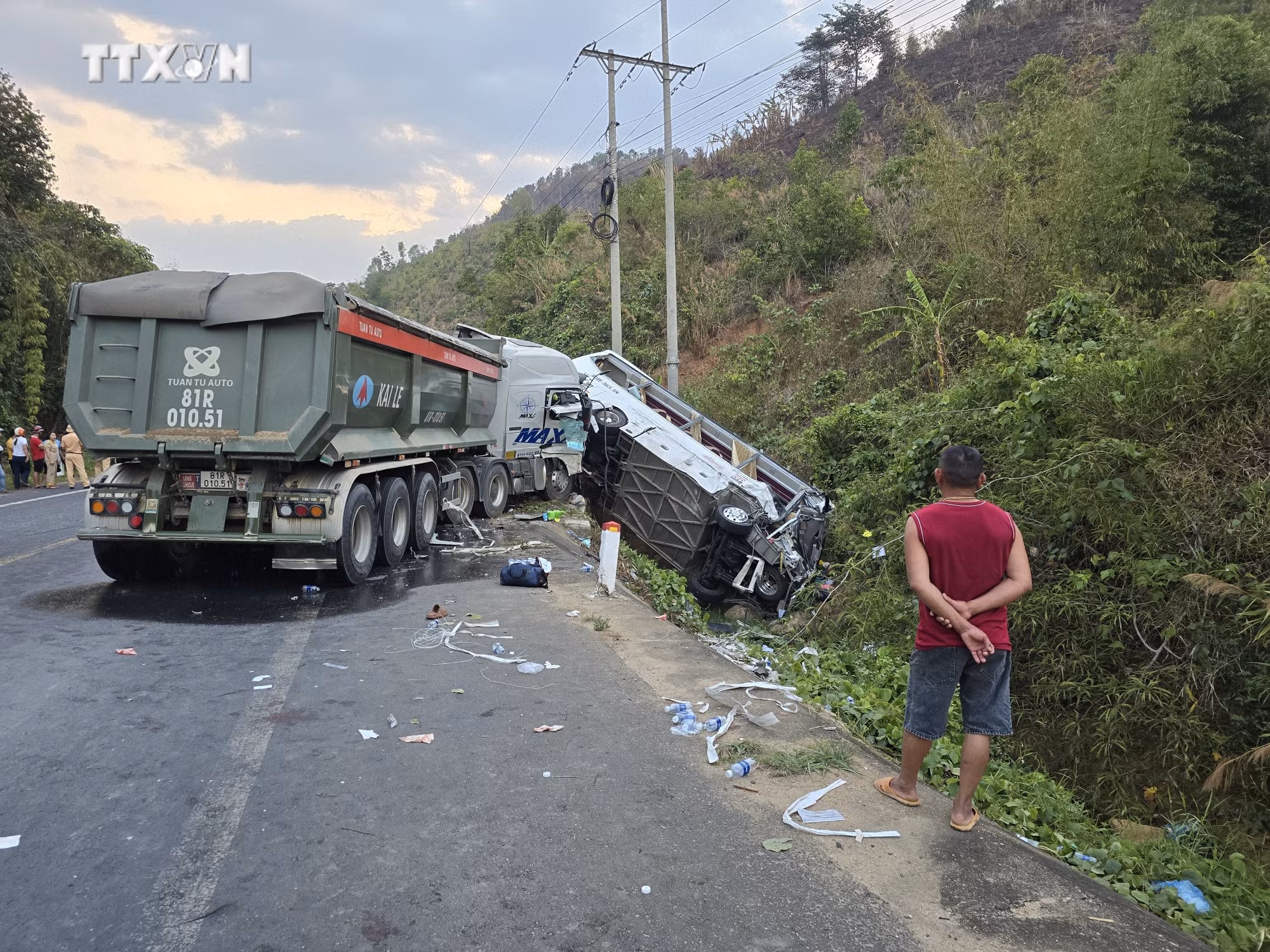 vna_potal_xe_khach_va_cham_voi_xe_tai_23_nguoi_thuong_vong_7321008 (1).jpg