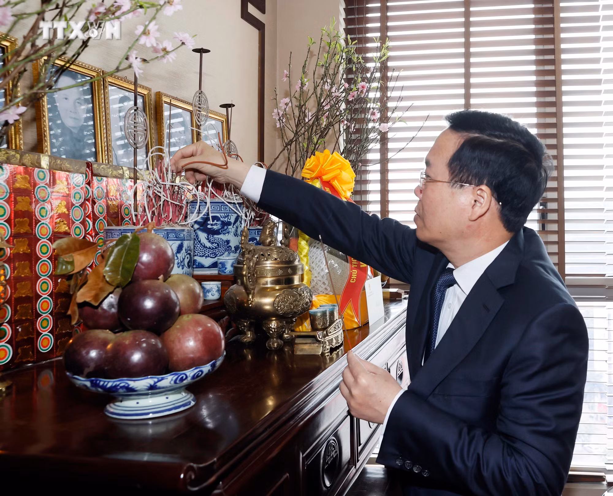vna_potal_chu_tich_nuoc_dang_huong_tuong_nho_lanh_dao_dang_nha_nuoc_da_tu_tran_va_tham_nguyen_lanh_dao_dang_nha_nuoc__7213308.jpg