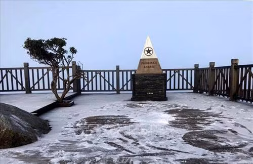 Lào Cai nhiệt độ giảm sâu, đỉnh Fansipan có băng tuyết mỏng