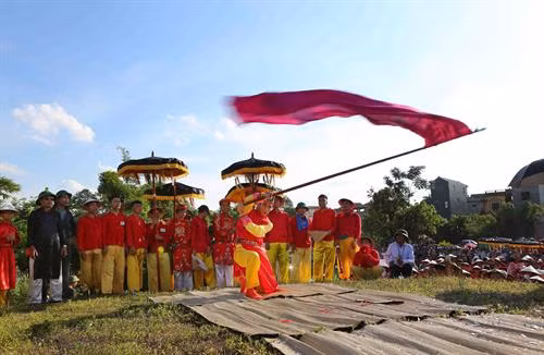Hàng vạn người đội nắng xem hội trận - nghi lễ chính của hội Gióng đền Phù Đổng 