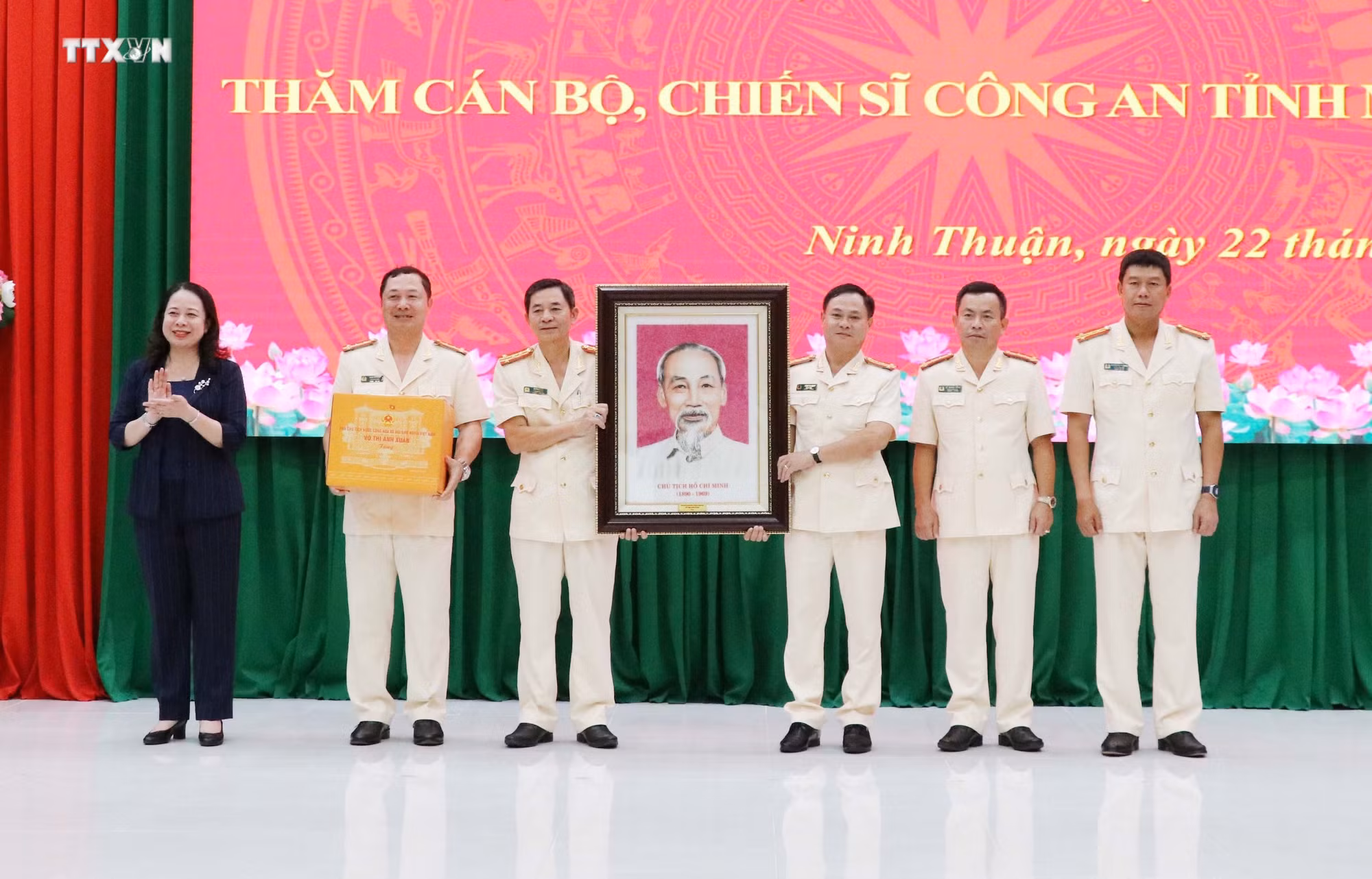 vna_potal_pho_chu_tich_nuoc_vo_thi_anh_xuan_tham_va_lam_viec_tai_ninh_thuan_7550973.jpg