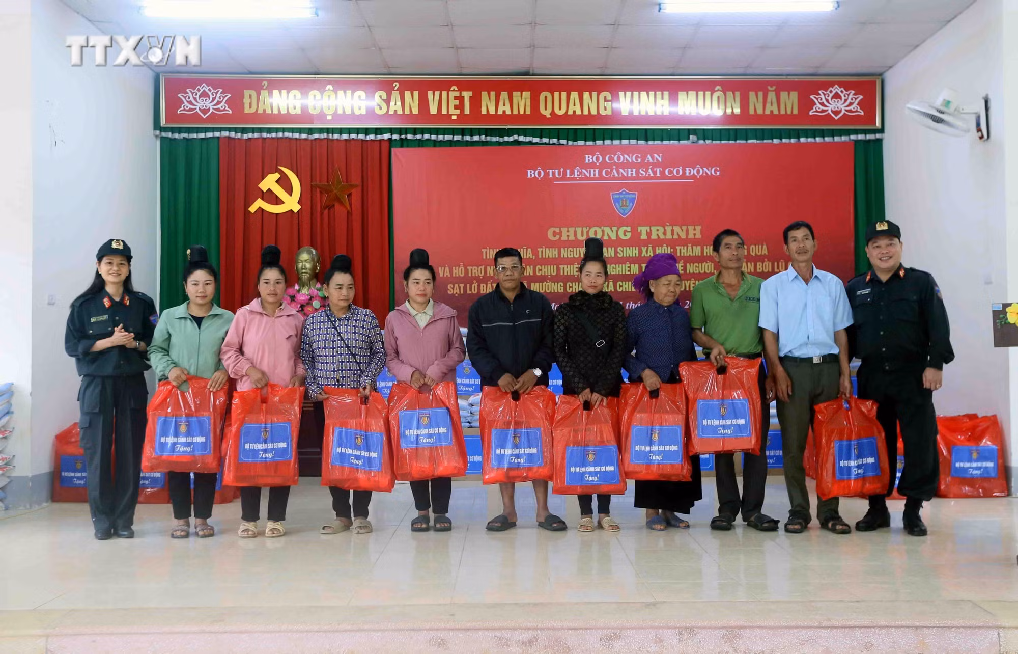 vna_potal_bo_tu_lenh_canh_sat_co_dong_tham_tang_qua_nhan_dan_vung_sat_lo_tinh_son_la_7549455.jpg