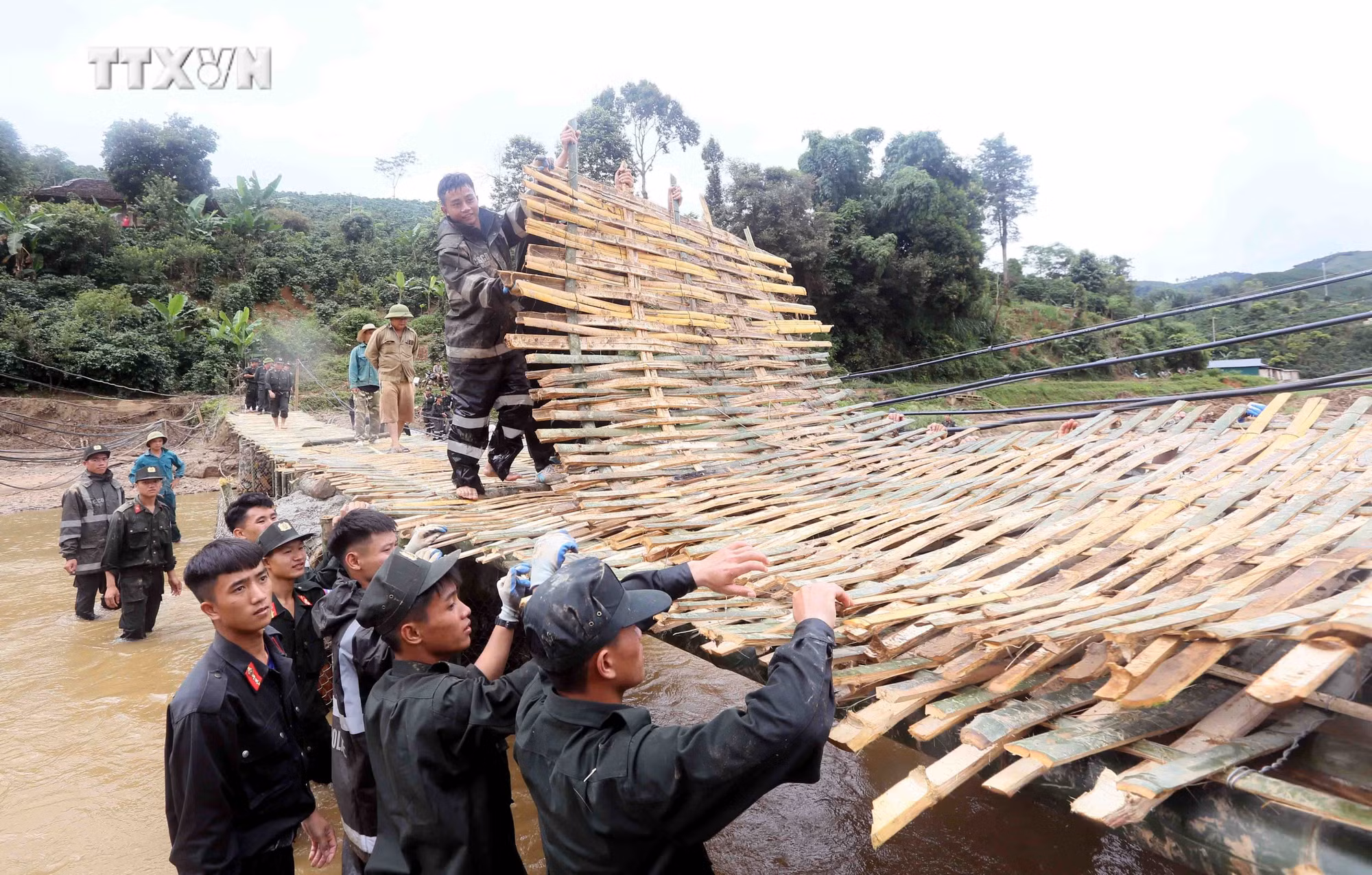 vna_potal_bo_tu_lenh_canh_sat_co_dong_tham_tang_qua_nhan_dan_vung_sat_lo_tinh_son_la_7549443.jpg