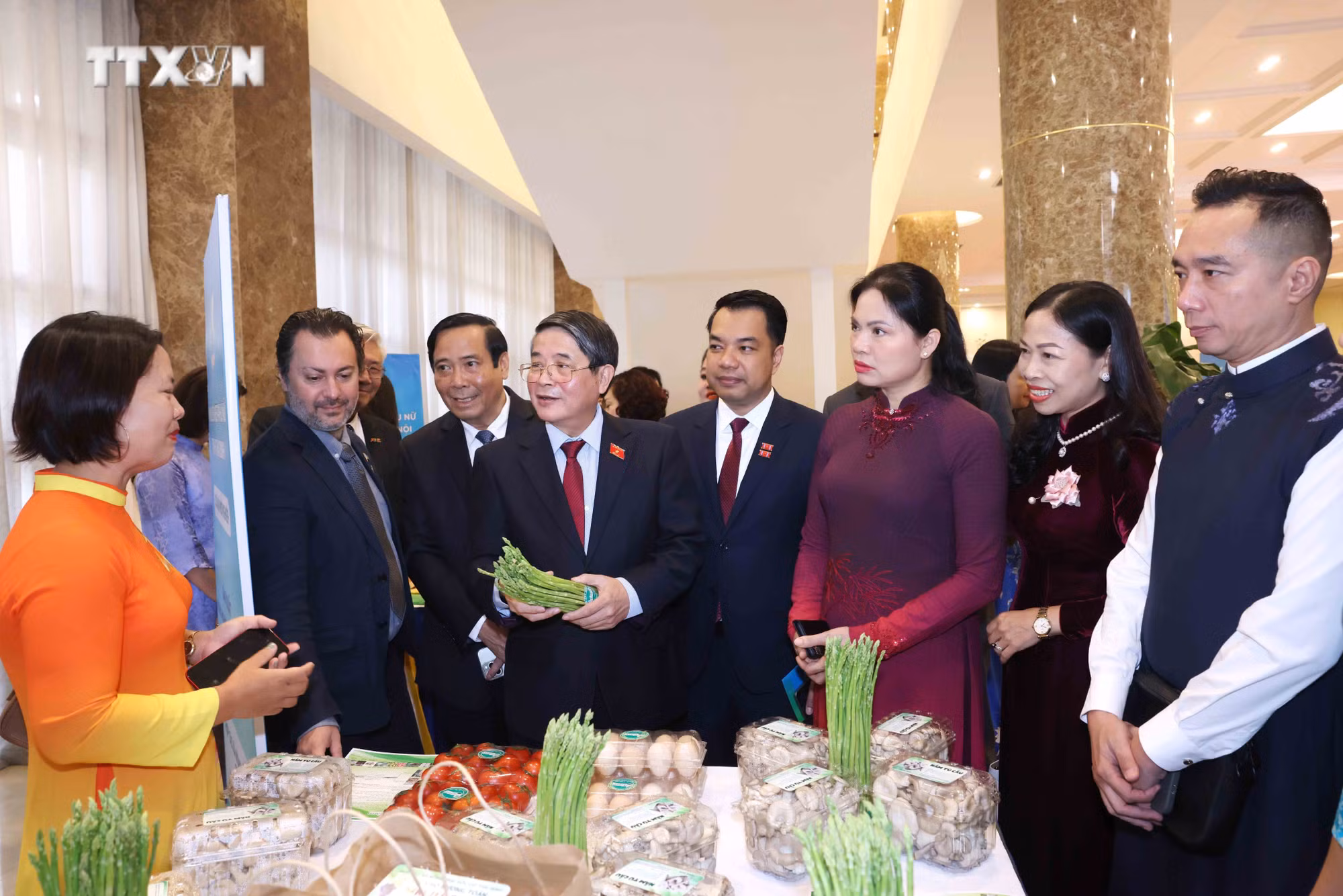 vna_potal_le_trao_giai_thuong_phu_nu_viet_nam___7647818.jpg