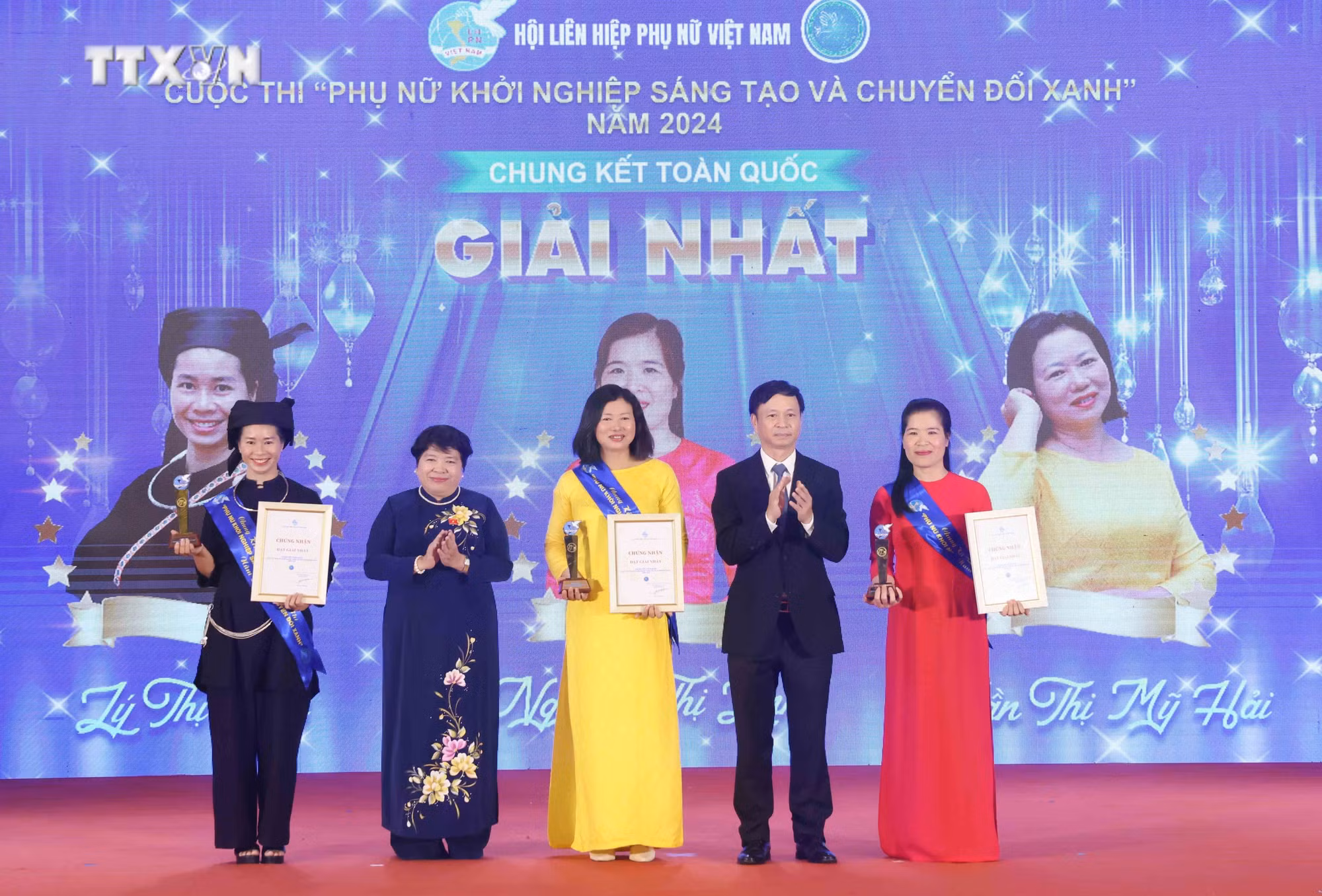 vna_potal_le_trao_giai_thuong_phu_nu_viet_nam___7647807.jpg