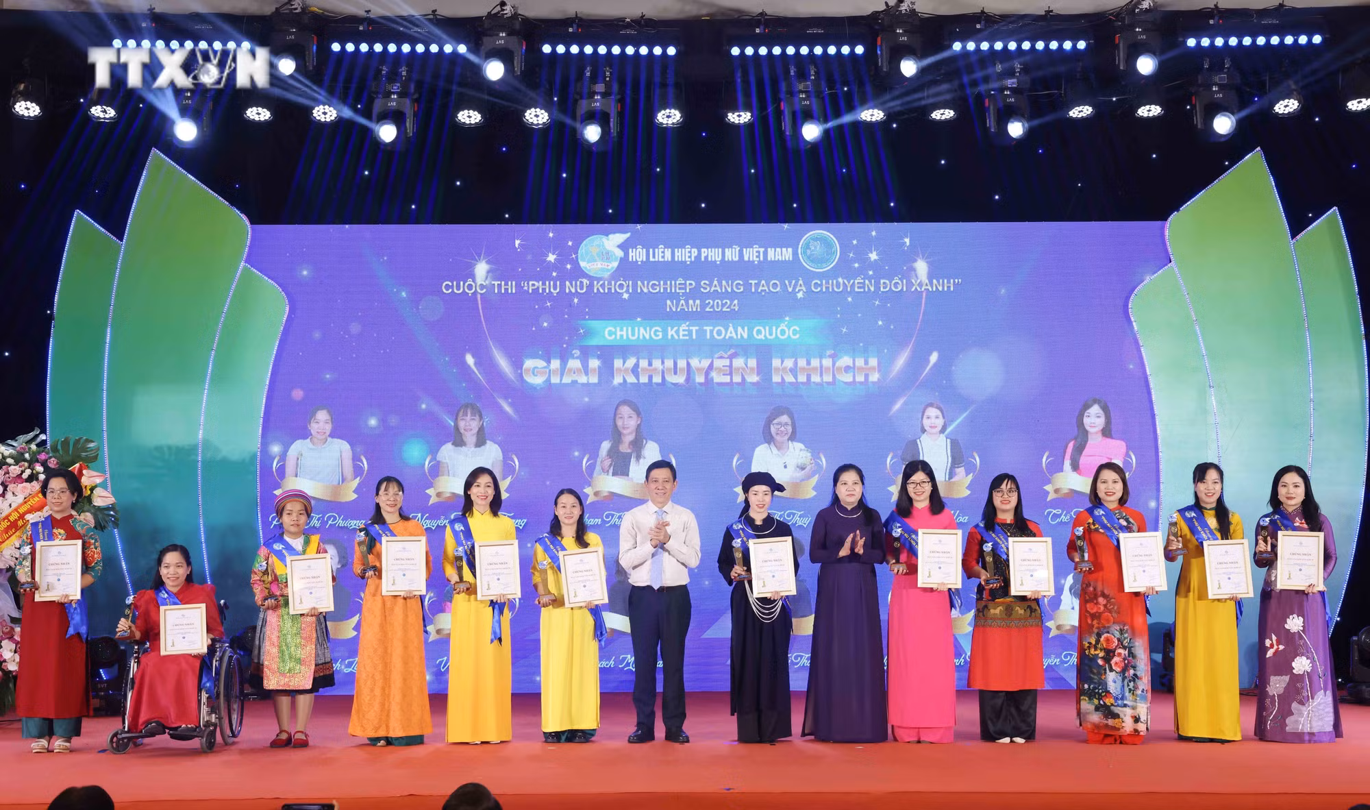 vna_potal_le_trao_giai_thuong_phu_nu_viet_nam___7647814.jpg