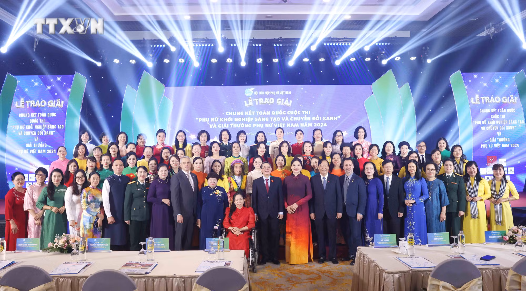 vna_potal_le_trao_giai_thuong_phu_nu_viet_nam___7647819.jpg