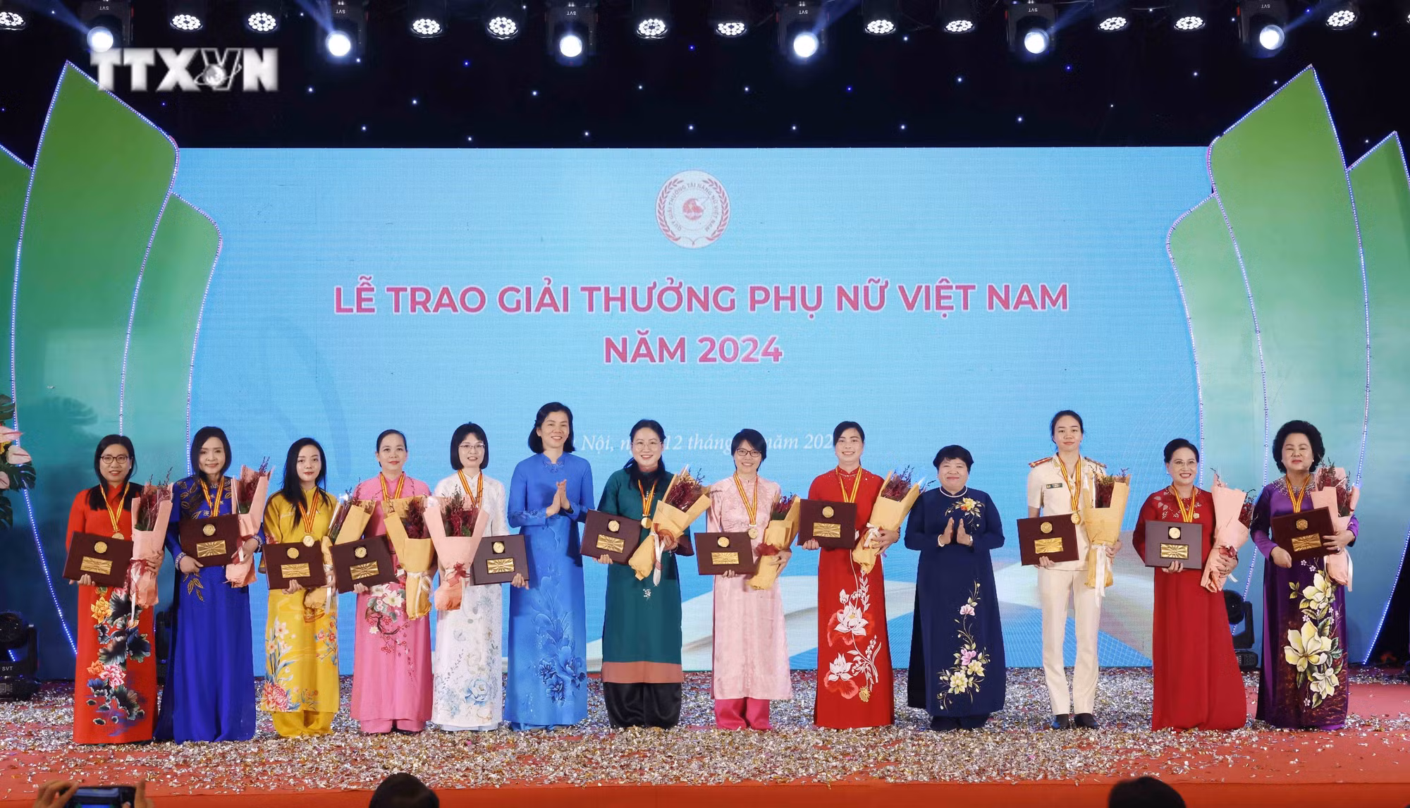 vna_potal_le_trao_giai_thuong_phu_nu_viet_nam___7647803.jpg