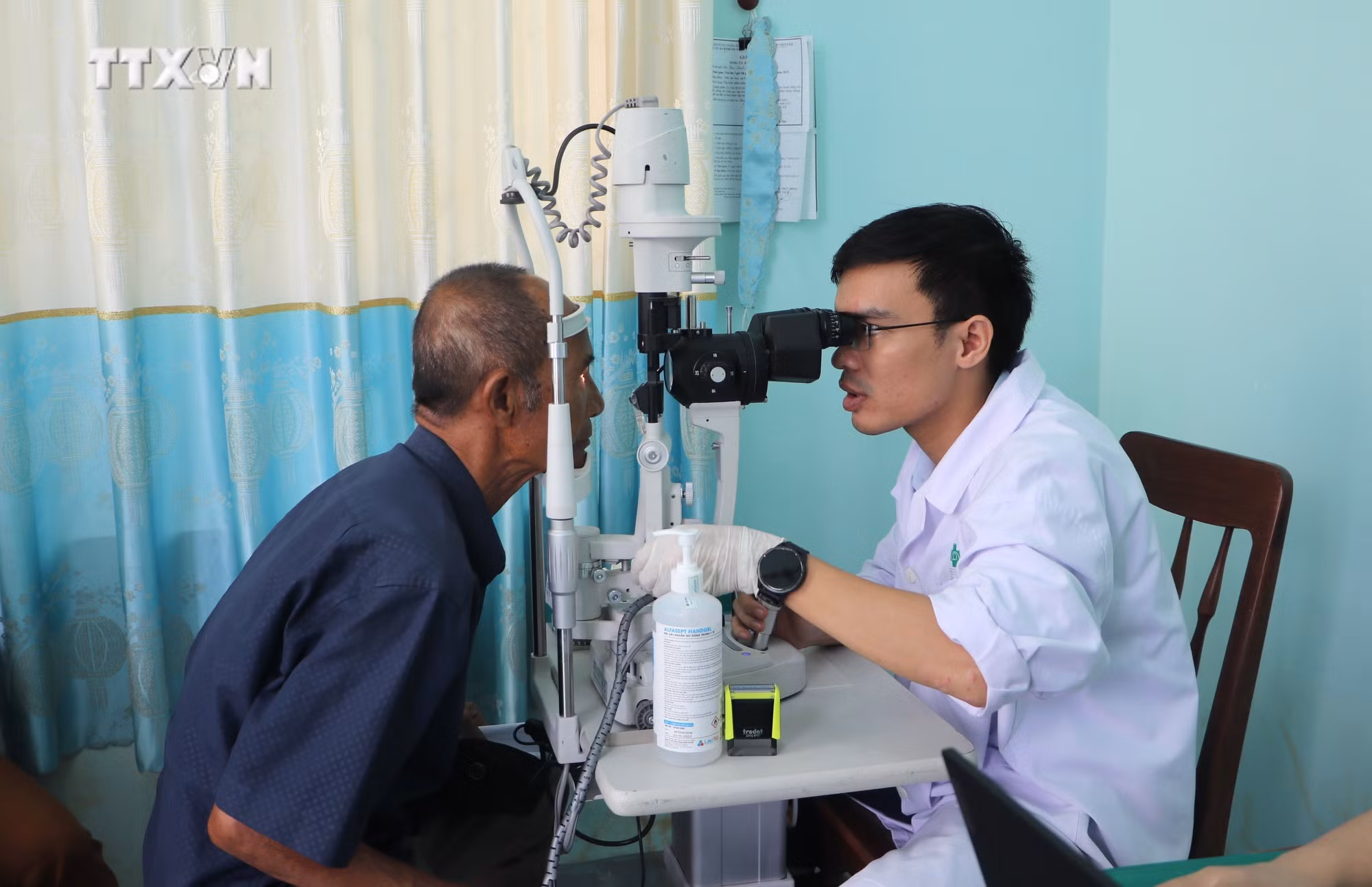 vna_potal_kham_cap_thuoc_mien_phi_cho_hon_500_nguoi_dan_quang_ngai__7648971.jpg