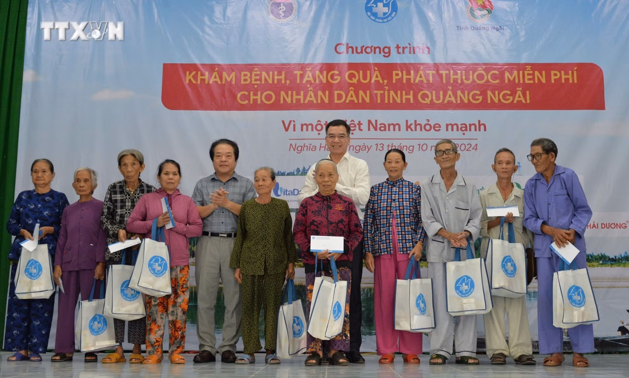vna_potal_kham_cap_thuoc_mien_phi_cho_hon_500_nguoi_dan_quang_ngai__7648964.jpg