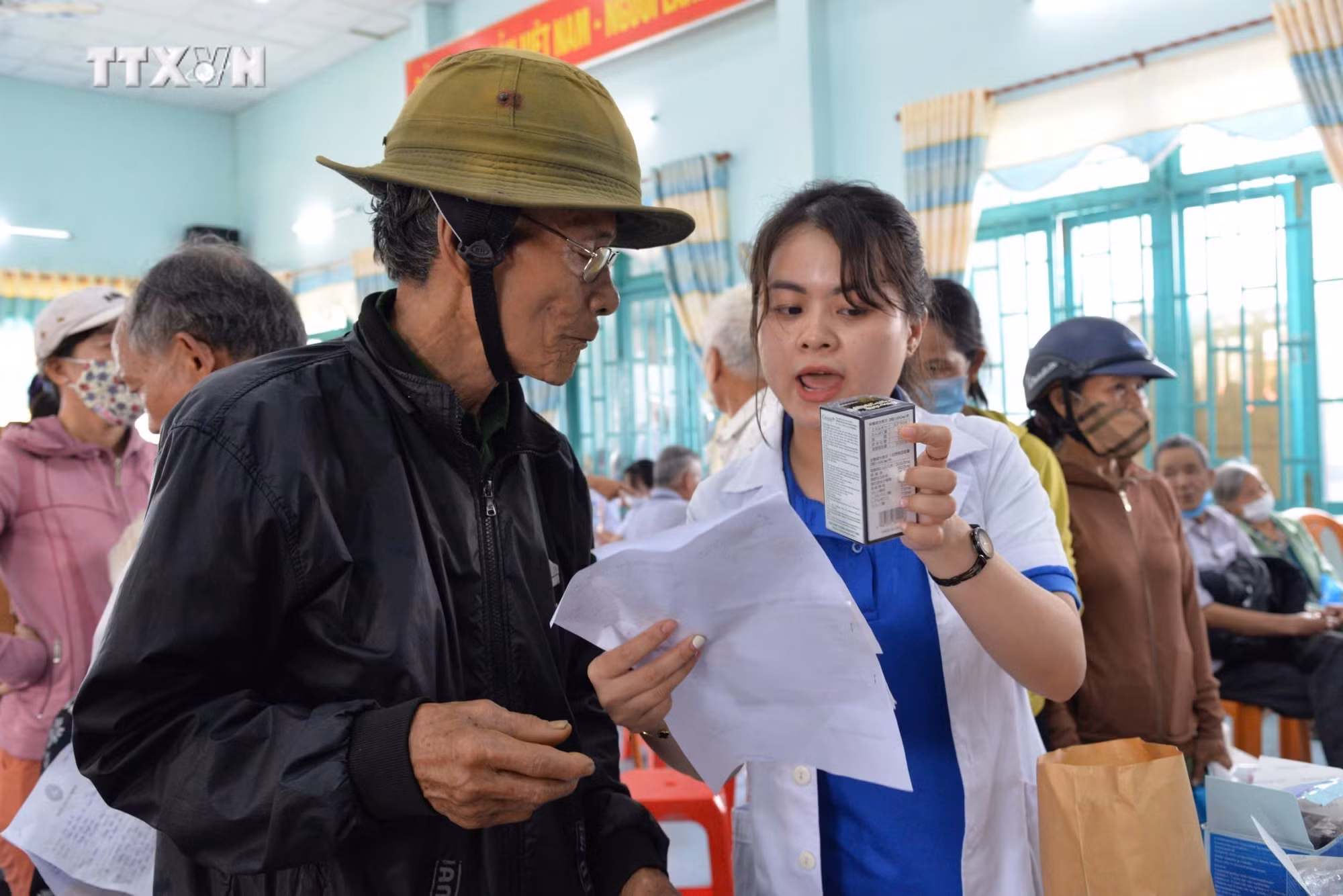 vna_potal_kham_cap_thuoc_mien_phi_cho_hon_500_nguoi_dan_quang_ngai__7648963.jpg