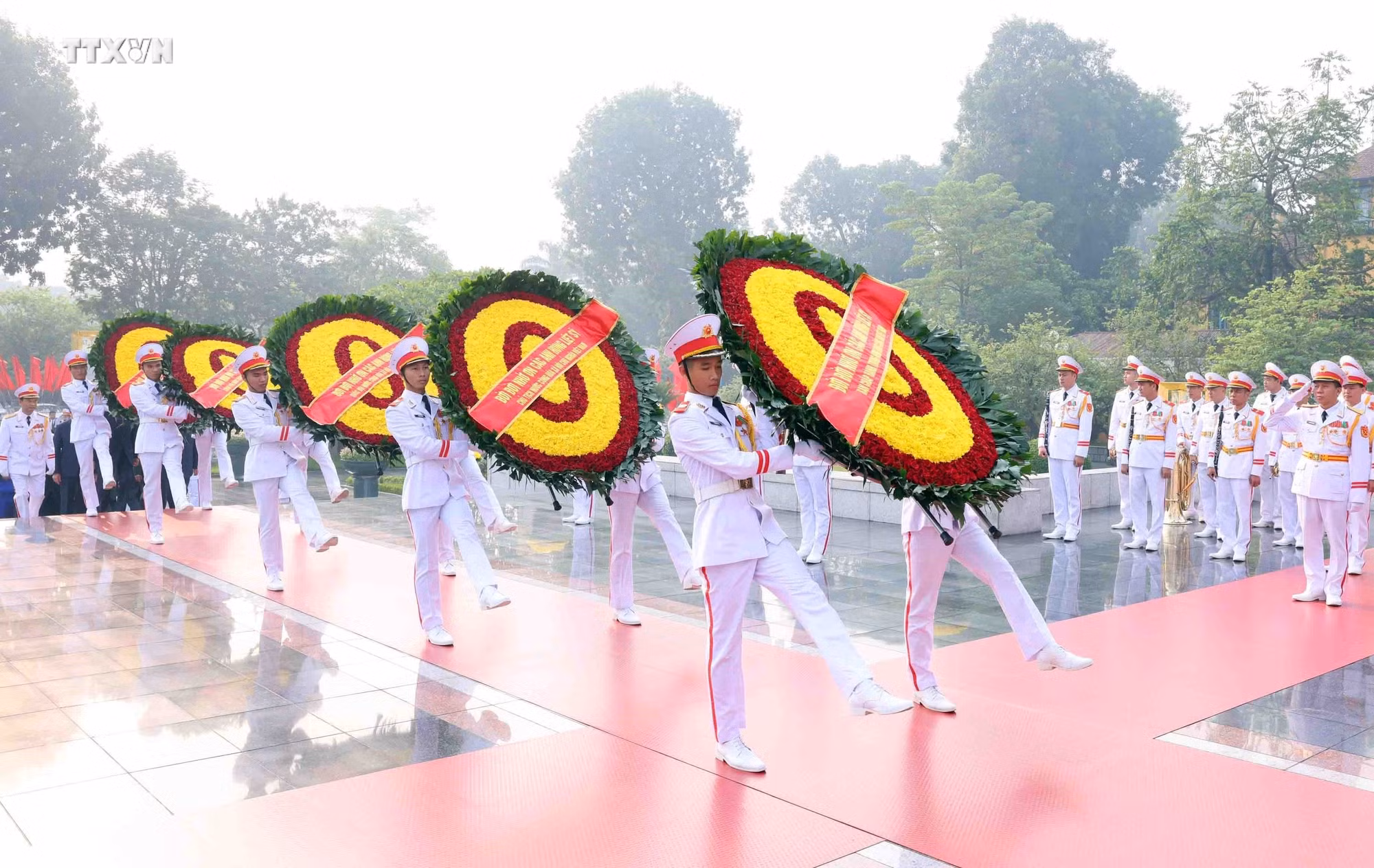 vna_potal___lanh_dao_dang_nha_nuoc_tuong_niem_cac_anh_hung_liet_sy_7643259.jpg