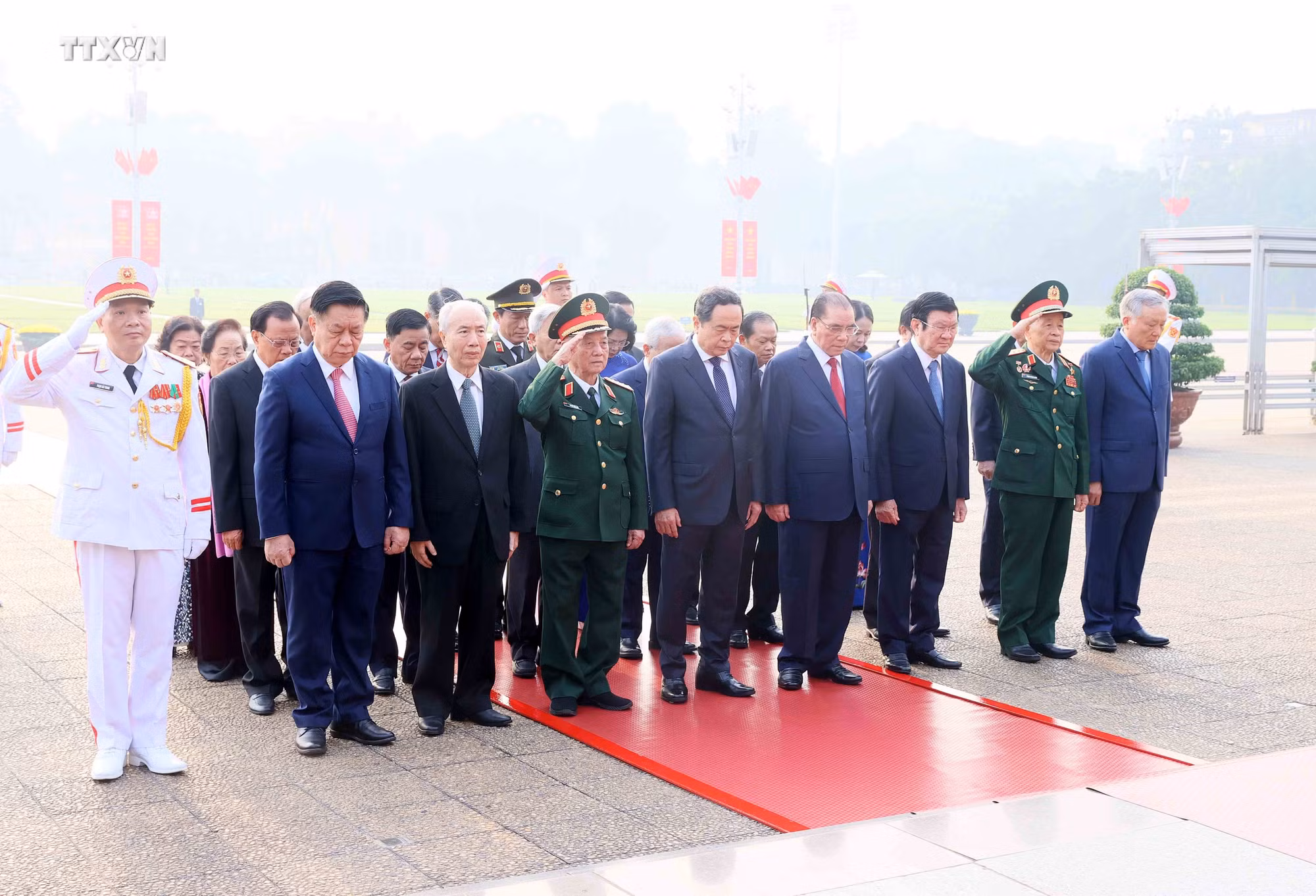 vna_potal___lanh_dao_dang_nha_nuoc_vao_lang_vieng_chu_tich_ho_chi_minh_7643289.jpg