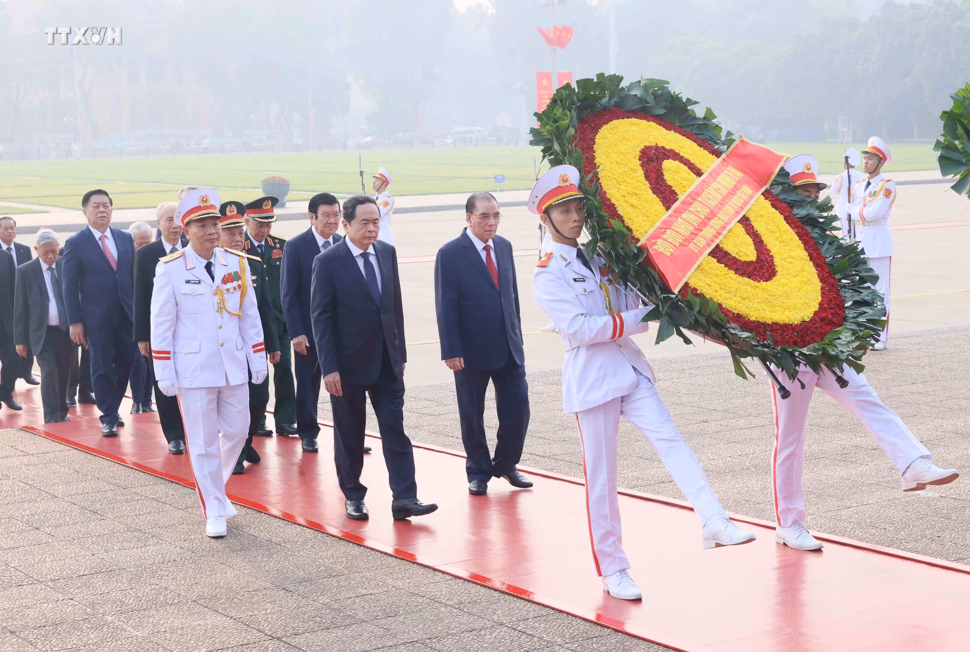 vna_potal_lanh_dao_dang_nha_nuoc_vao_lang_vieng_chu_tich_ho_chi_minh_7643286.jpg
