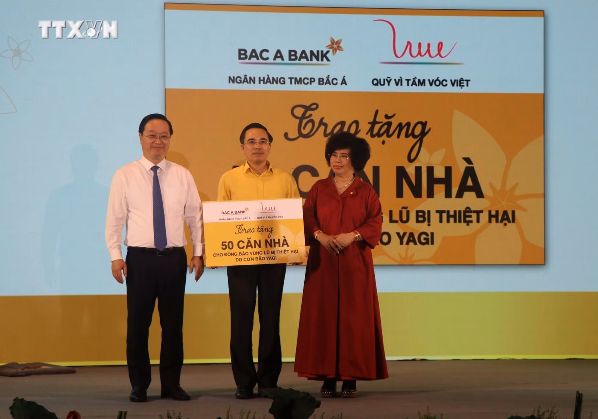 vna_potal_ngan_hang_tmcp_bac_a_tang_50_ngoi_nha_va_2_diem_truong_cho_dong_bao_vung_lu_lut_7600635.jpg