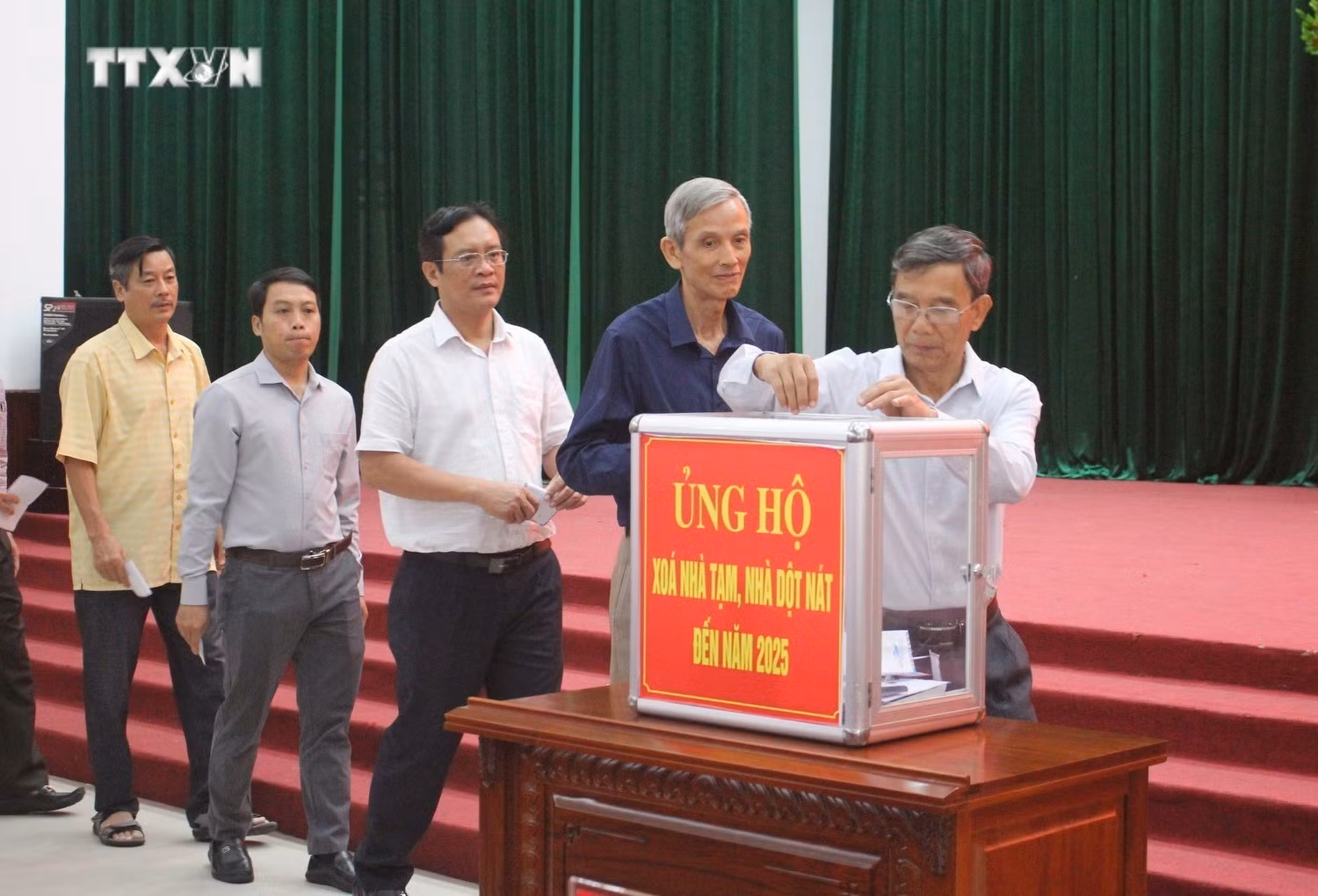 vna_potal_kon_tum_no_luc_xoa_nha_tam_cho_nguoi_ngheo_7602183.jpg