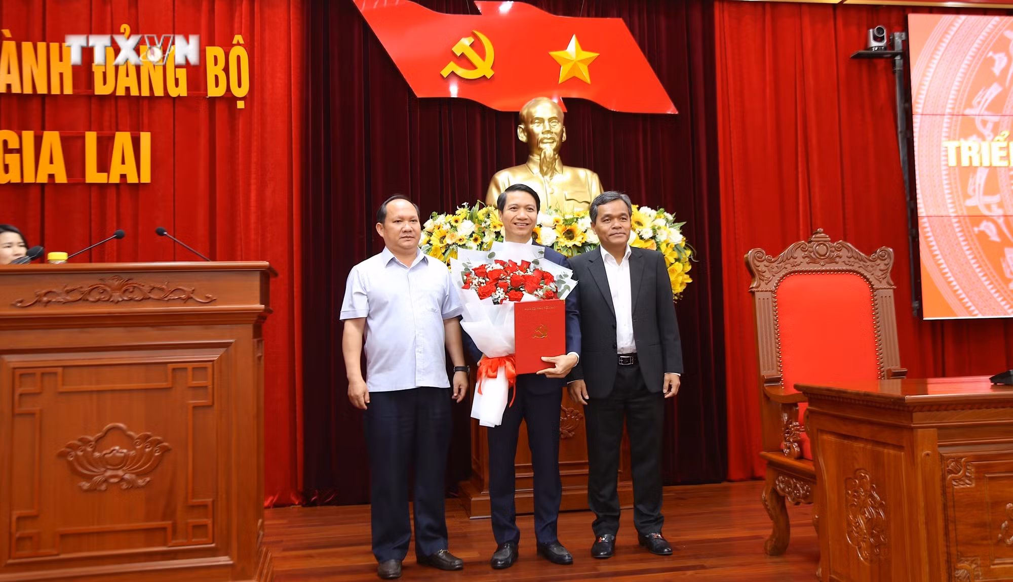 vna_potal_dieu_dong_bi_thu_thuong_truc_trung_uong_doan_nguyen_ngoc_luong_lam_pho_bi_thu_tinh_uy_gia_lai_7689361.jpg
