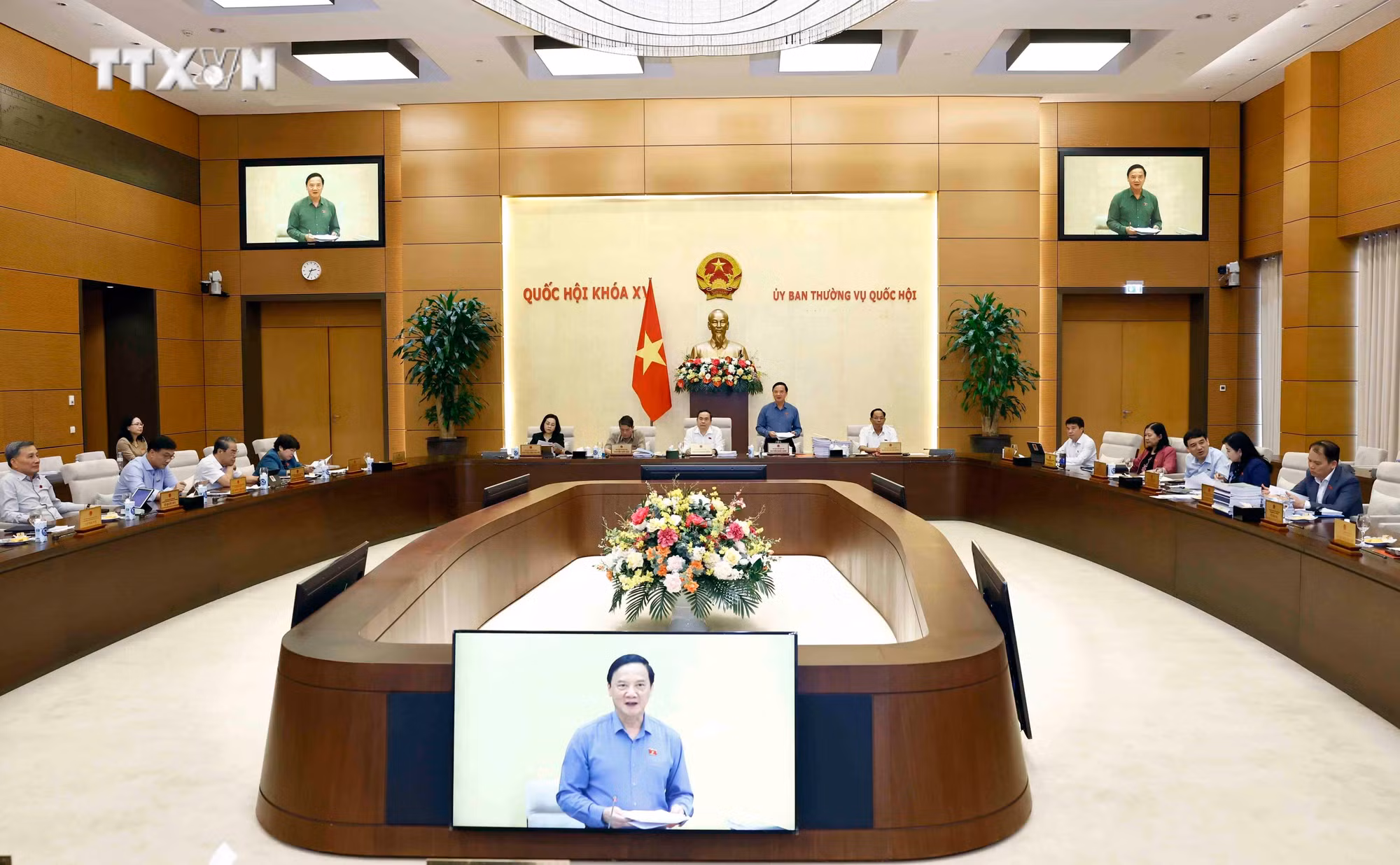 vna_potal_ubtv_xem_xet_viec_sap_xep_don_vi_hanh_chinh_cap_huyen_xa_giai_doan_2023-2025_7668513.jpg