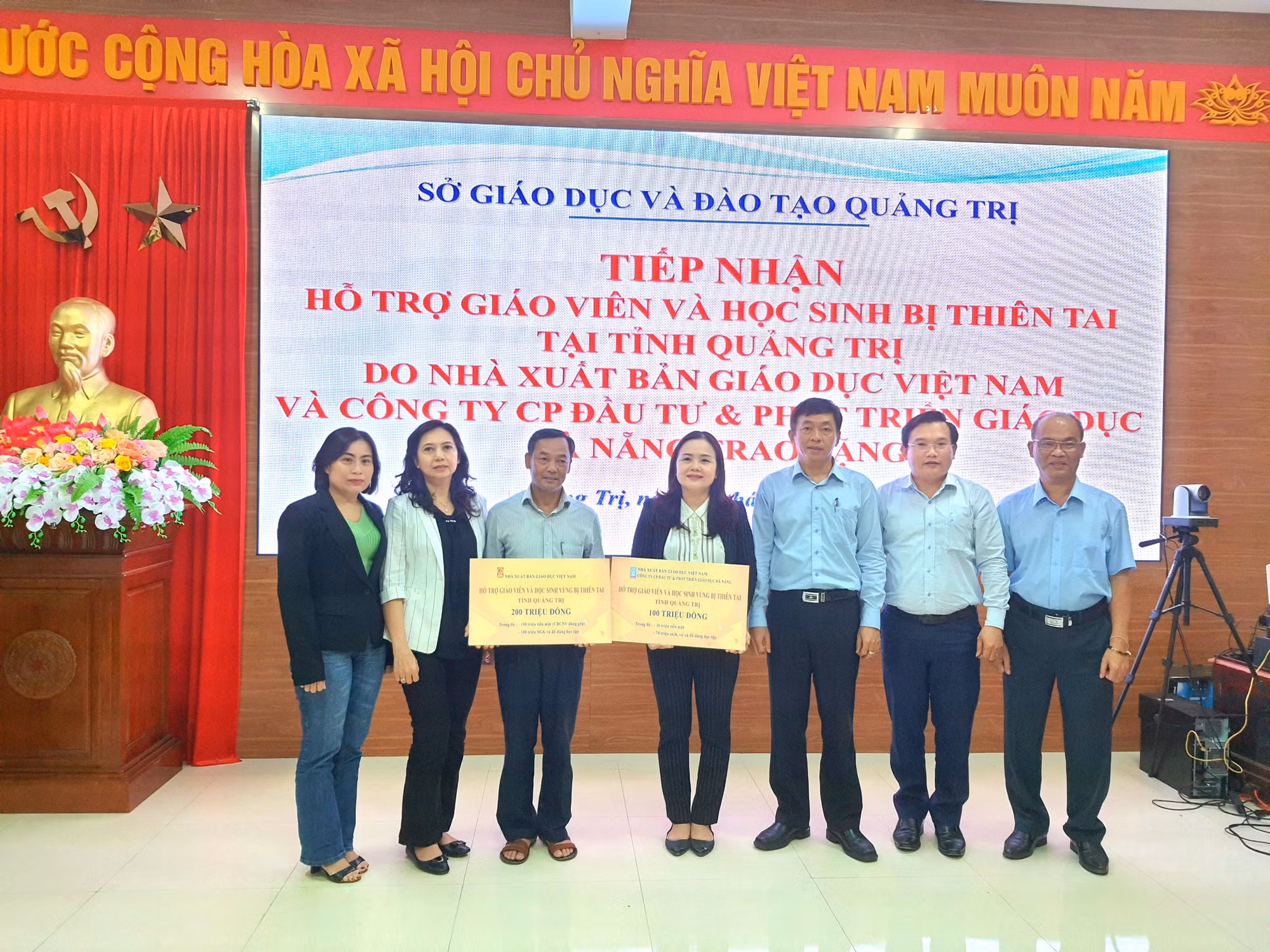Đại diện Nhà xuất bản Giáo dục Việt Nam trao quà hỗ trợ cho Sở Giáo dục và Đào tạo tỉnh Quảng Trị. Ảnh: Hiền Thương