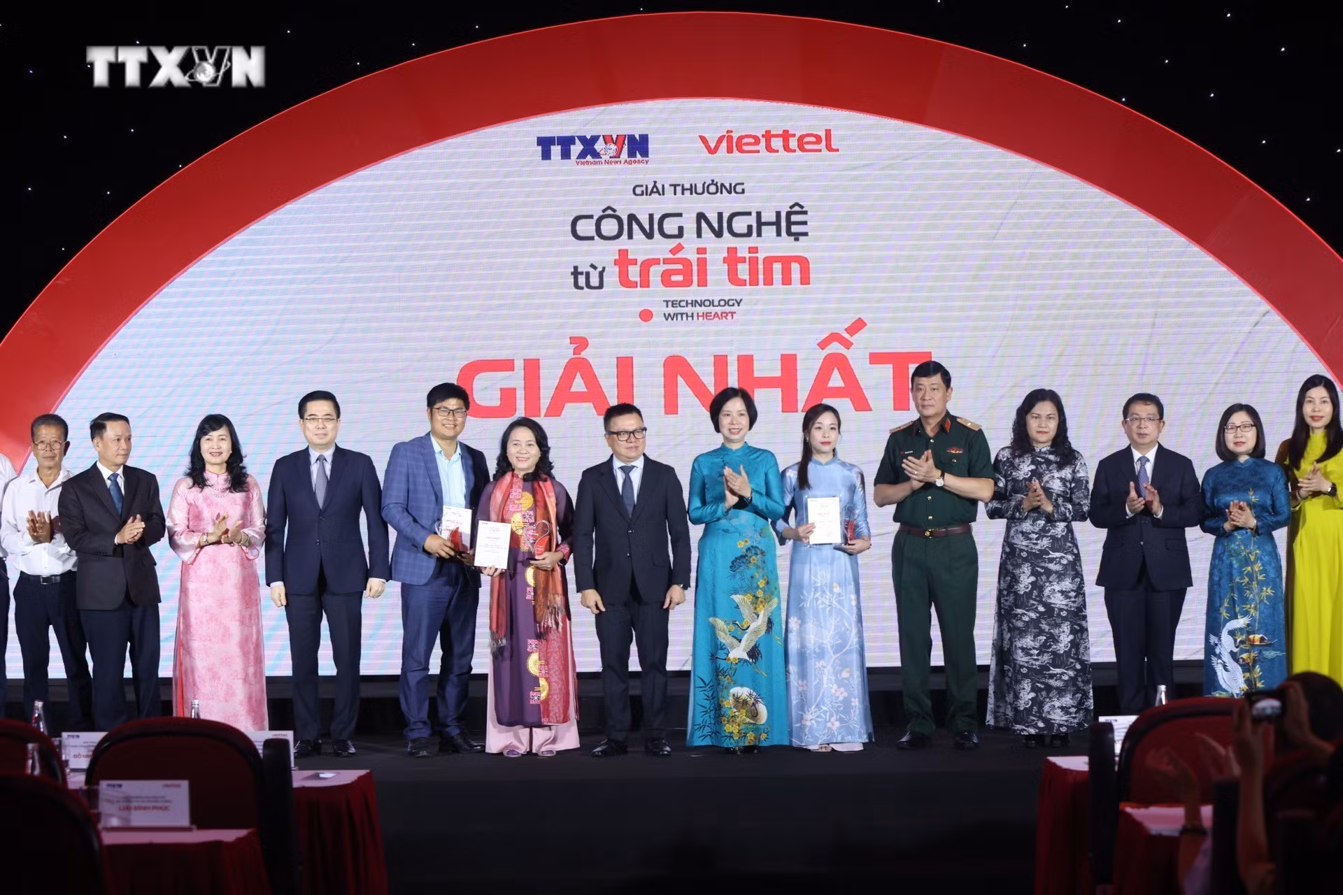 vna_potal_le_trao_giai_va_trung_bay_giai_thuong_cong_nghe_tu_trai_tim_7413634.jpeg