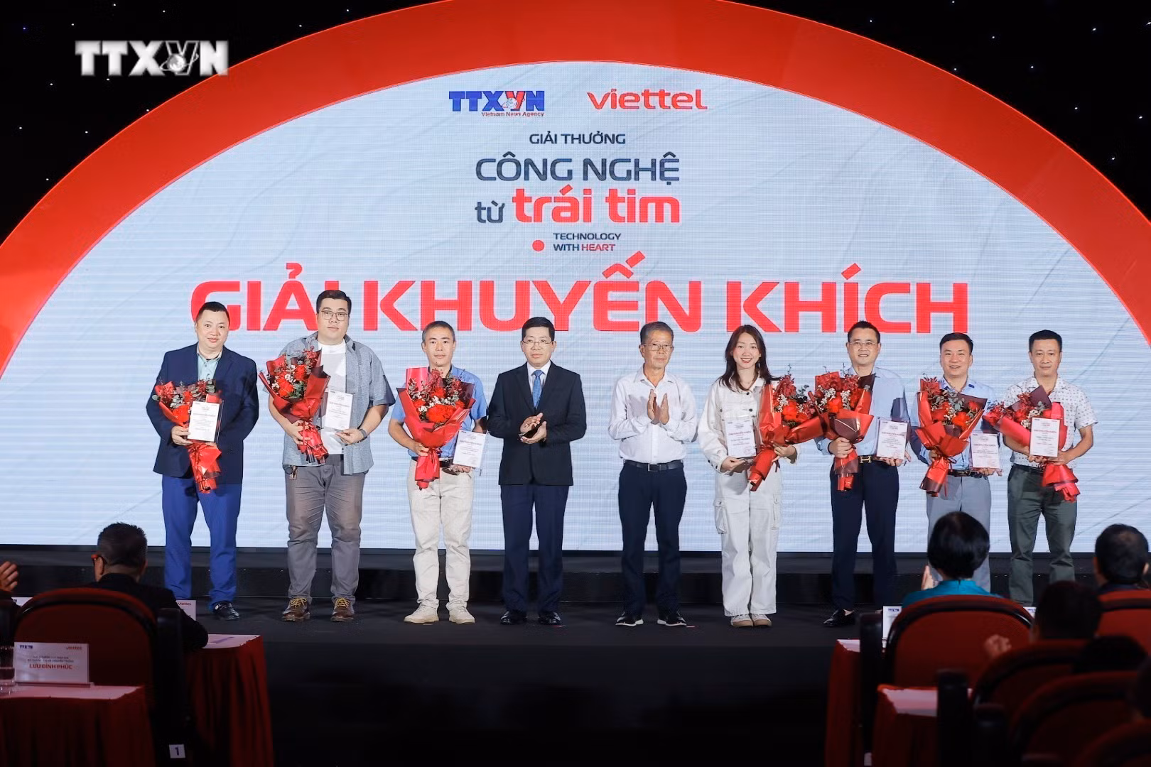 vna_potal_le_trao_giai_va_trung_bay_giai_thuong_cong_nghe_tu_trai_tim_7413596.jpeg