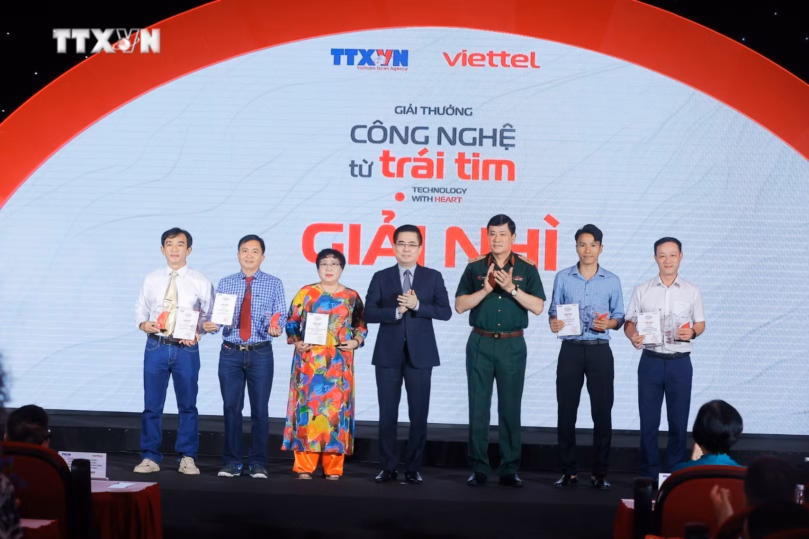 vna_potal_le_trao_giai_va_trung_bay_giai_thuong_cong_nghe_tu_trai_tim_7413594.jpeg