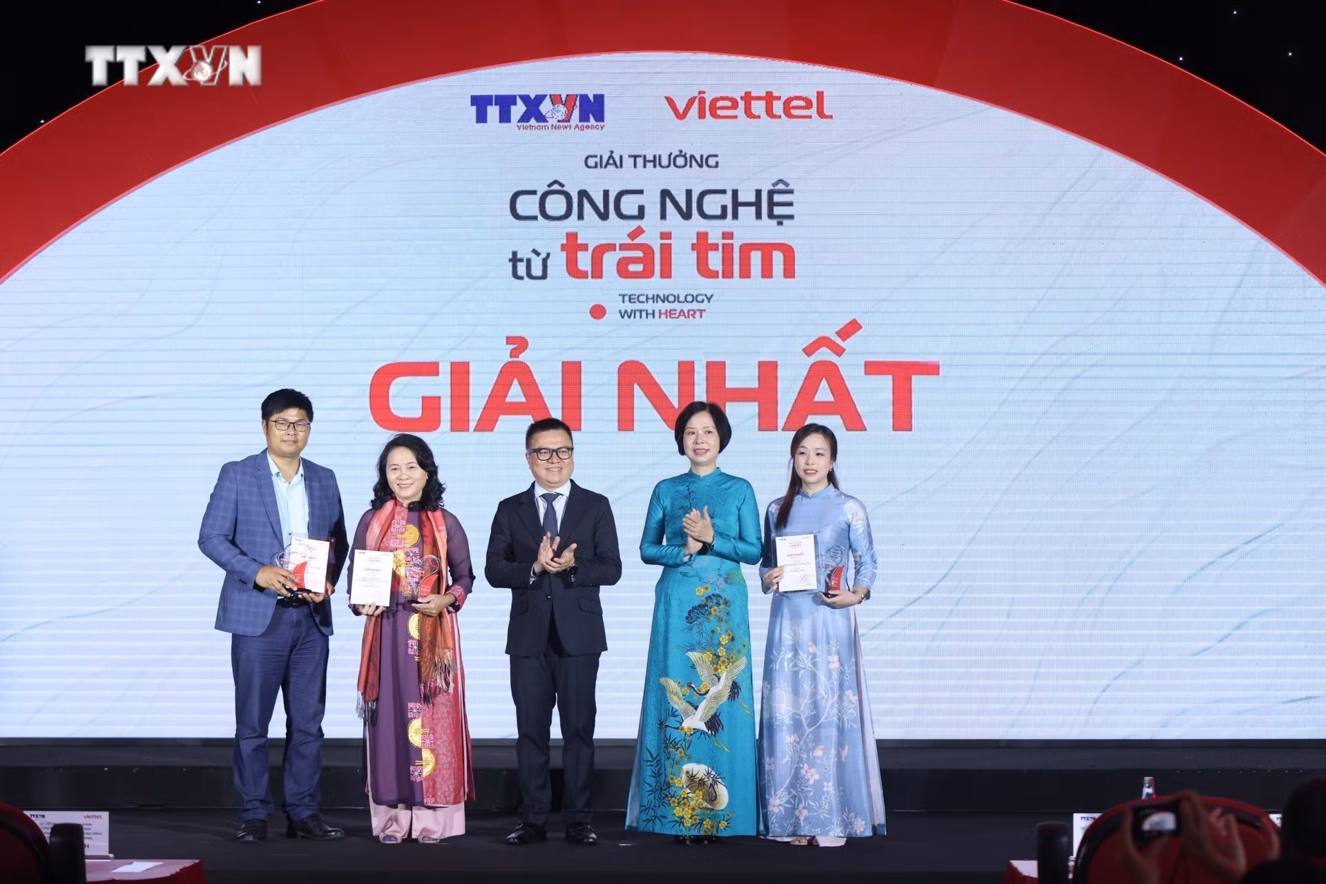 vna_potal_le_trao_giai_va_trung_bay_giai_thuong_cong_nghe_tu_trai_tim_7413629.jpeg