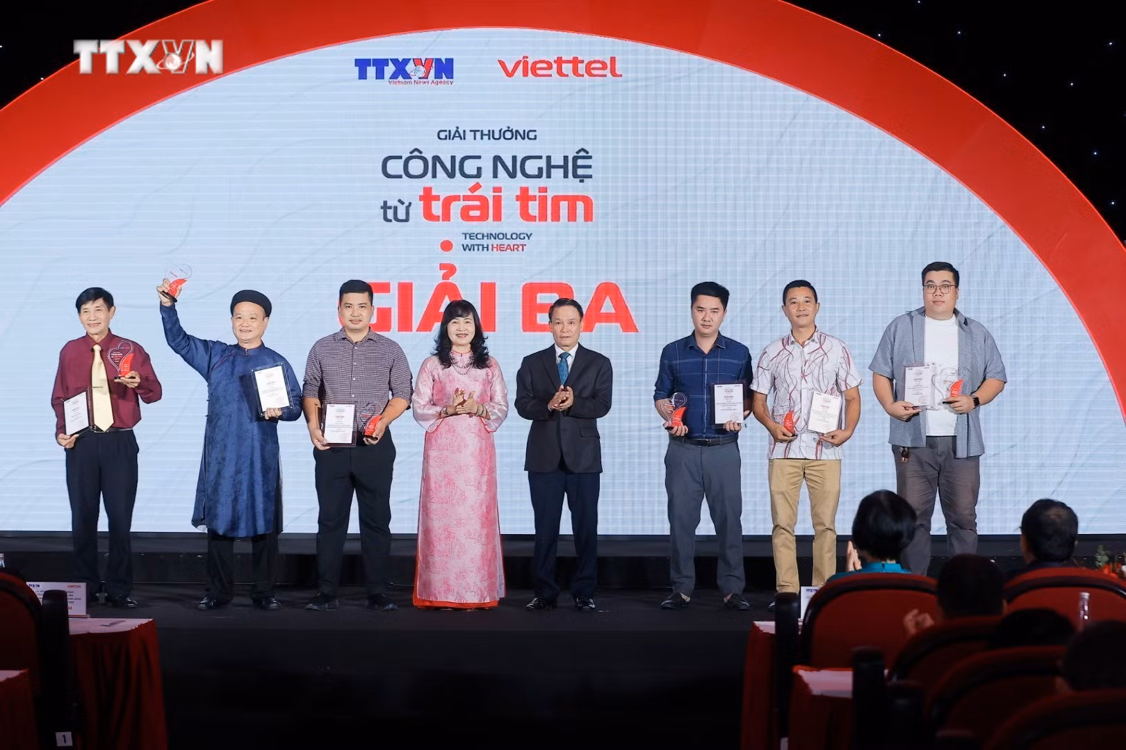 vna_potal_le_trao_giai_va_trung_bay_giai_thuong_cong_nghe_tu_trai_tim_7413598.jpeg