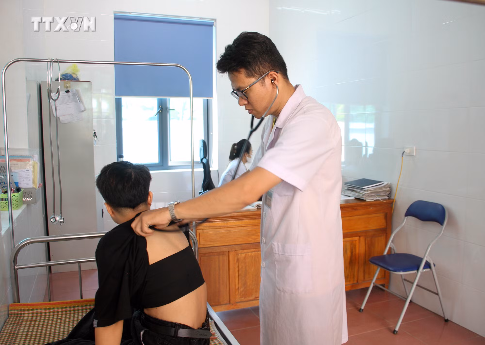 vna_potal_bac_si_tre_roi_pho_ve_vung_sau_kham_chua_benh_cho_dong_bao_dan_toc_7551370.jpg