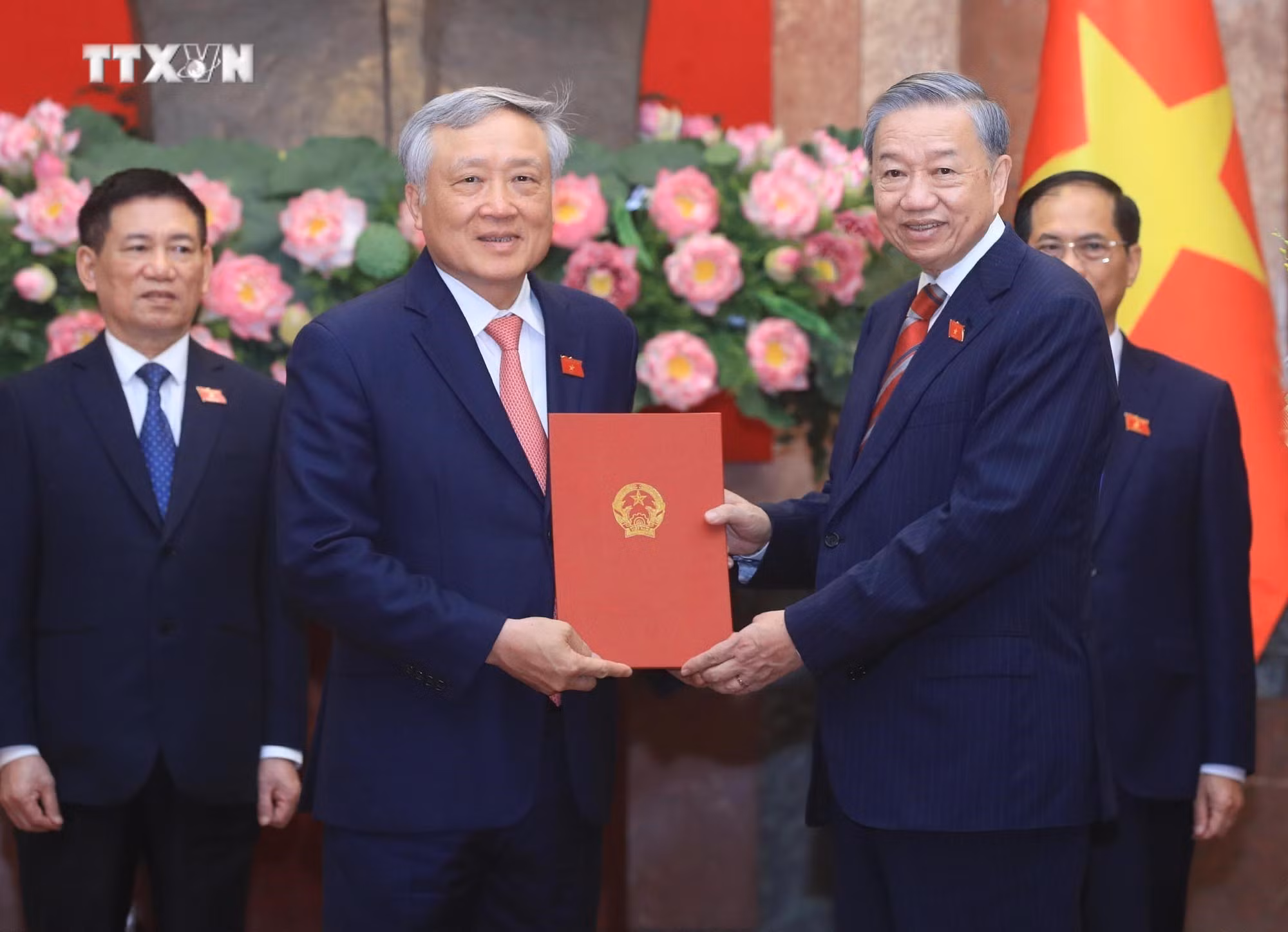 vna_potal_tong_bi_thu_chu_tich_nuoc_to_lam_trao_quyet_dinh_bo_nhiem_cac_pho_thu_tuong_va_bo_truong_7557737.jpg