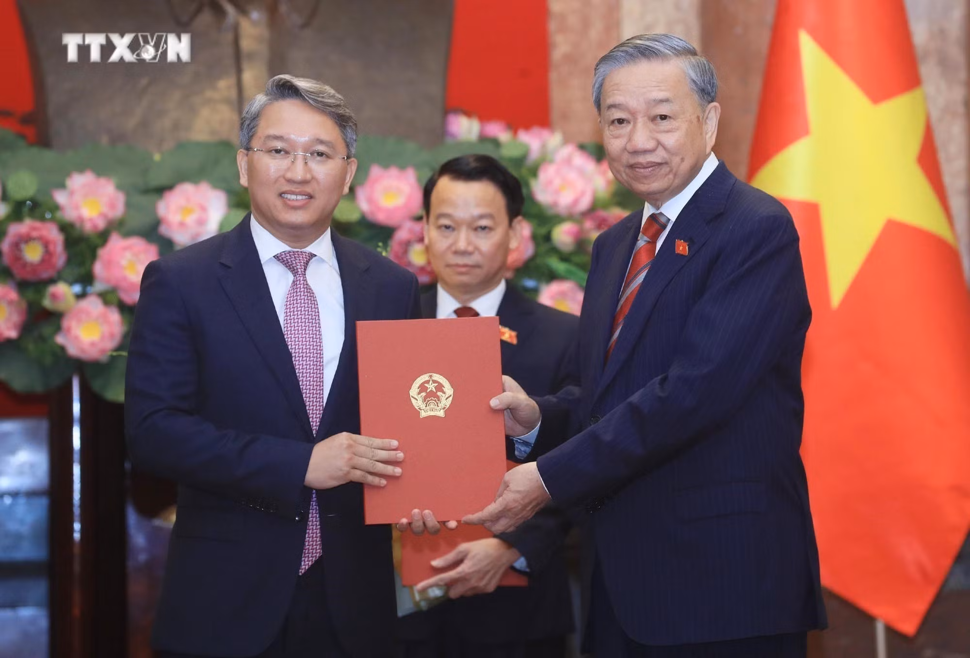 vna_potal_tong_bi_thu_chu_tich_nuoc_to_lam_trao_quyet_dinh_bo_nhiem_cac_pho_thu_tuong_va_bo_truong_7557724.jpg