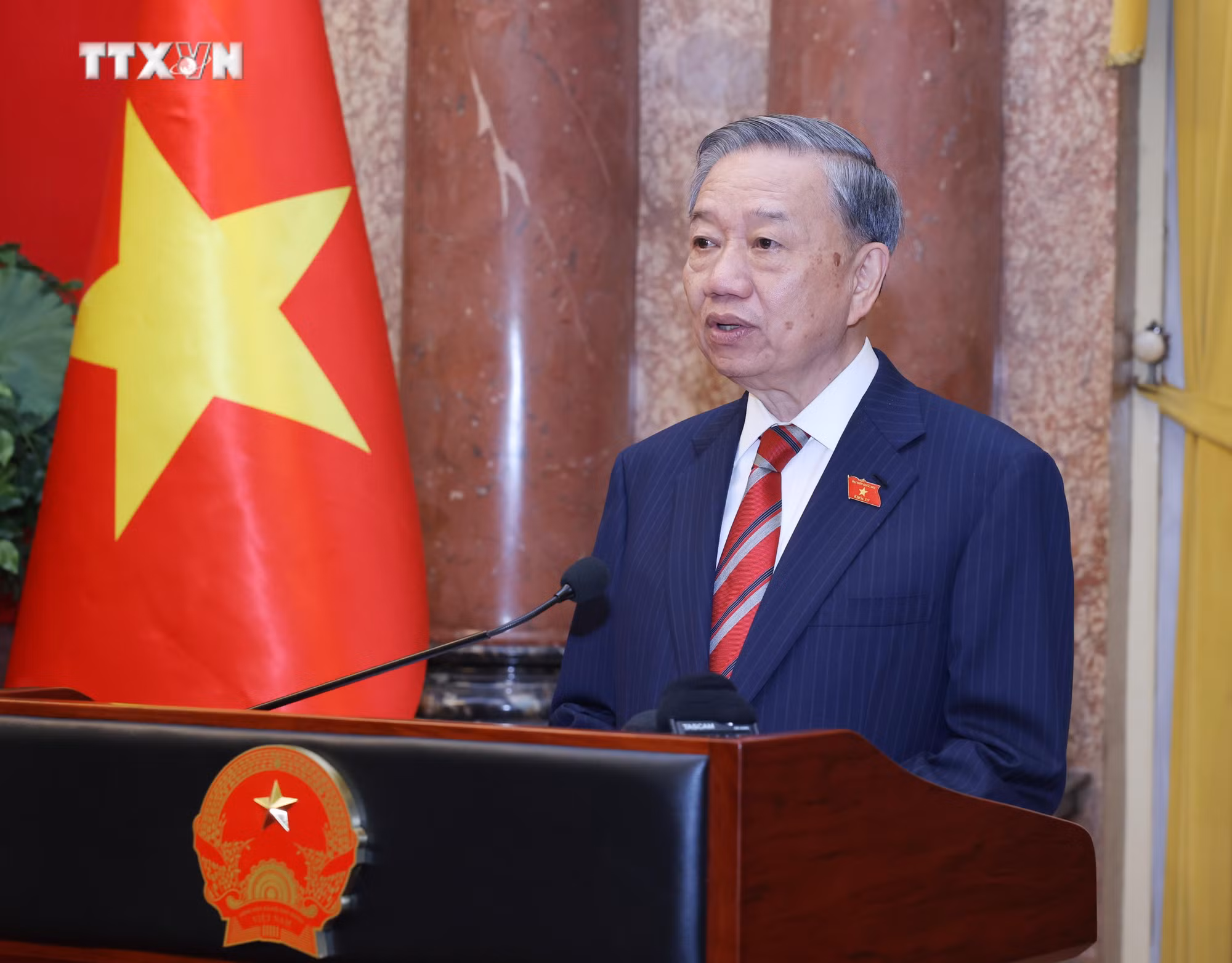vna_potal_tong_bi_thu_chu_tich_nuoc_to_lam_trao_quyet_dinh_bo_nhiem_cac_pho_thu_tuong_va_bo_truong_7557742.jpg
