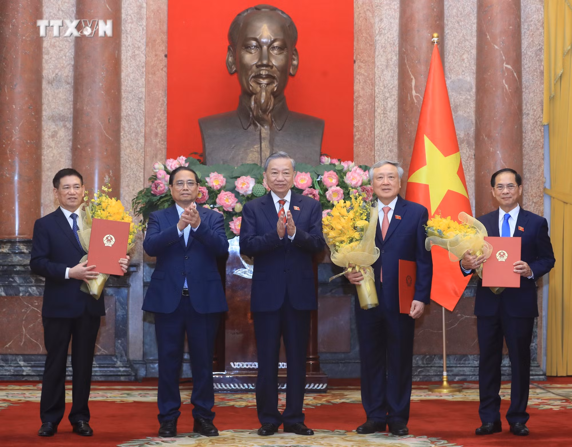 vna_potal_tong_bi_thu_chu_tich_nuoc_to_lam_trao_quyet_dinh_bo_nhiem_cac_pho_thu_tuong_va_bo_truong_7557632.jpg