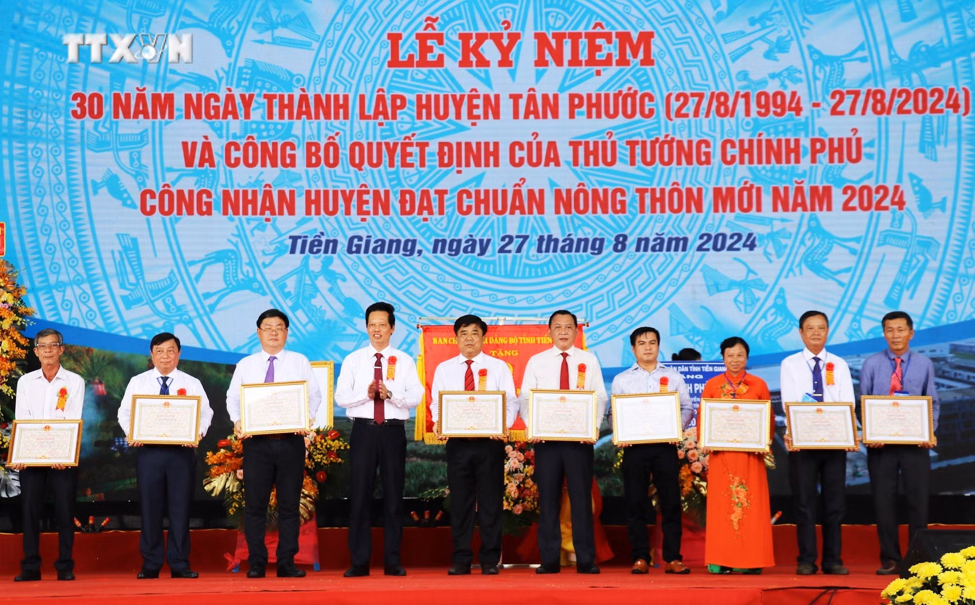 vna_potal_huyen_tan_phuoc_tien_giang_ky_niem_30_nam_ngay_thanh_lap_va_don_nhan_danh_hieu_huyen_nong_thon_moi_7559053.jpg