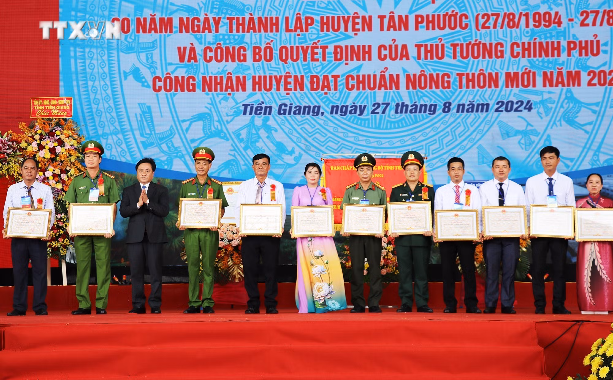 vna_potal_huyen_tan_phuoc_tien_giang_ky_niem_30_nam_ngay_thanh_lap_va_don_nhan_danh_hieu_huyen_nong_thon_moi_7559060.jpg