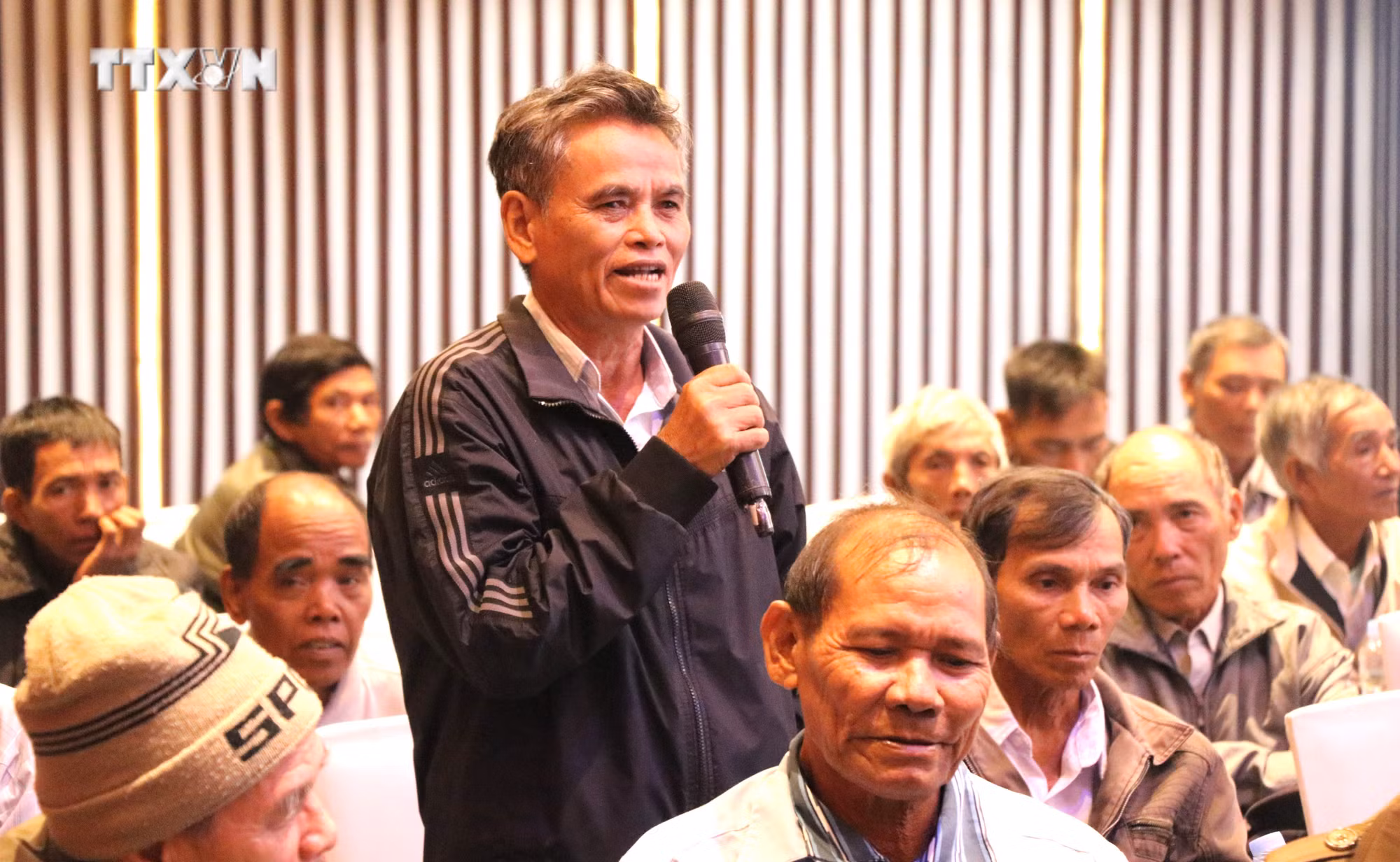 vna_potal_hoi_nghi_gap_go_nguoi_co_uy_tin_trong_vung_dong_bao_dan_toc_thieu_so_phu_yen_7632982.jpg