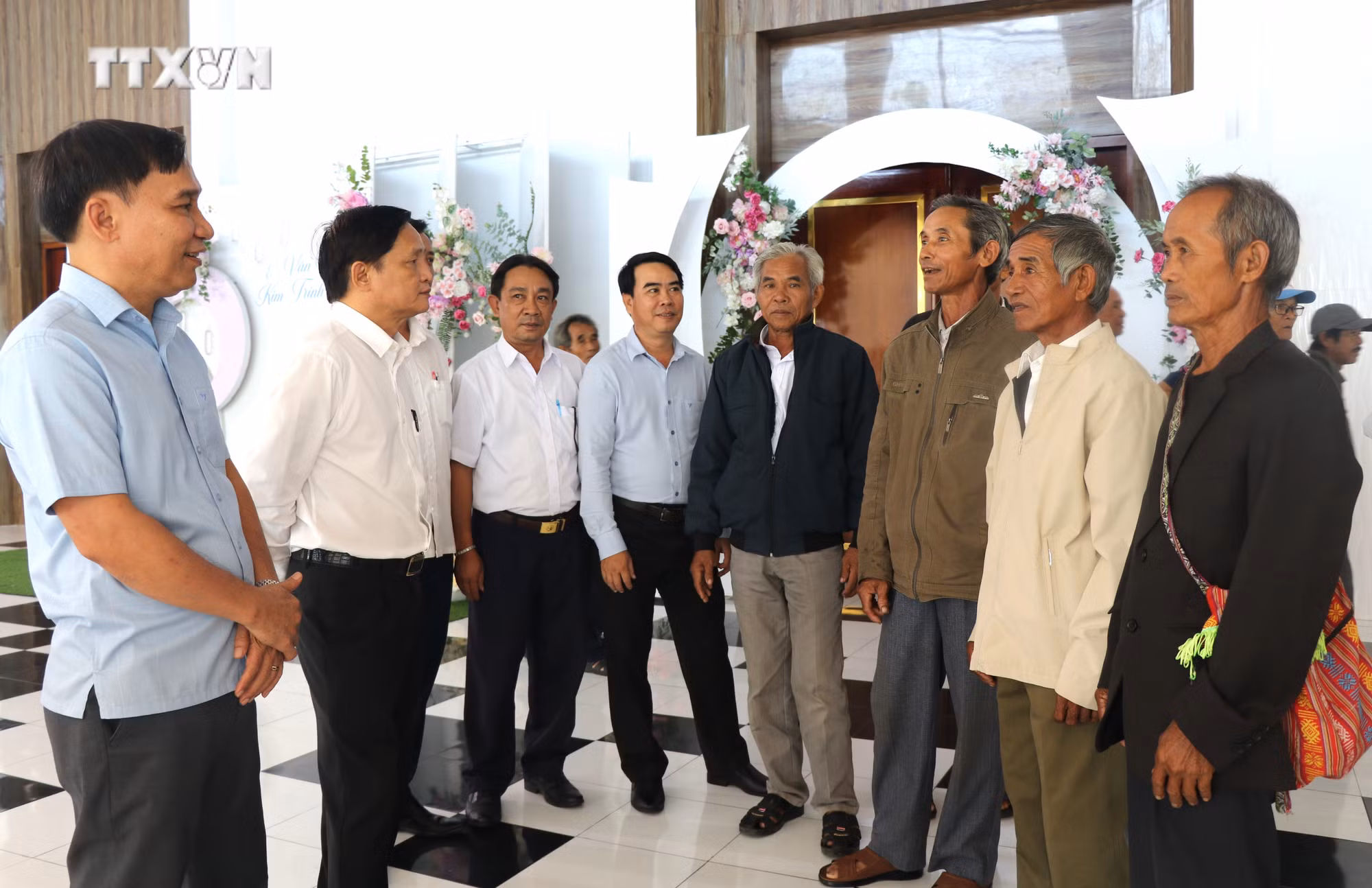 vna_potal_hoi_nghi_gap_go_nguoi_co_uy_tin_trong_vung_dong_bao_dan_toc_thieu_so_phu_yen_7632983.jpg