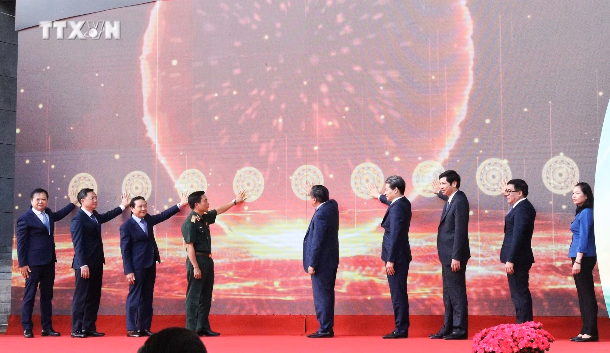 vna_potal_trien_lam_“thanh_tuu_kinh_te_van_hoa_xa_hoi_cua_thu_do_70_nam_xay_dung_va_phat_trien”_7633203.jpeg