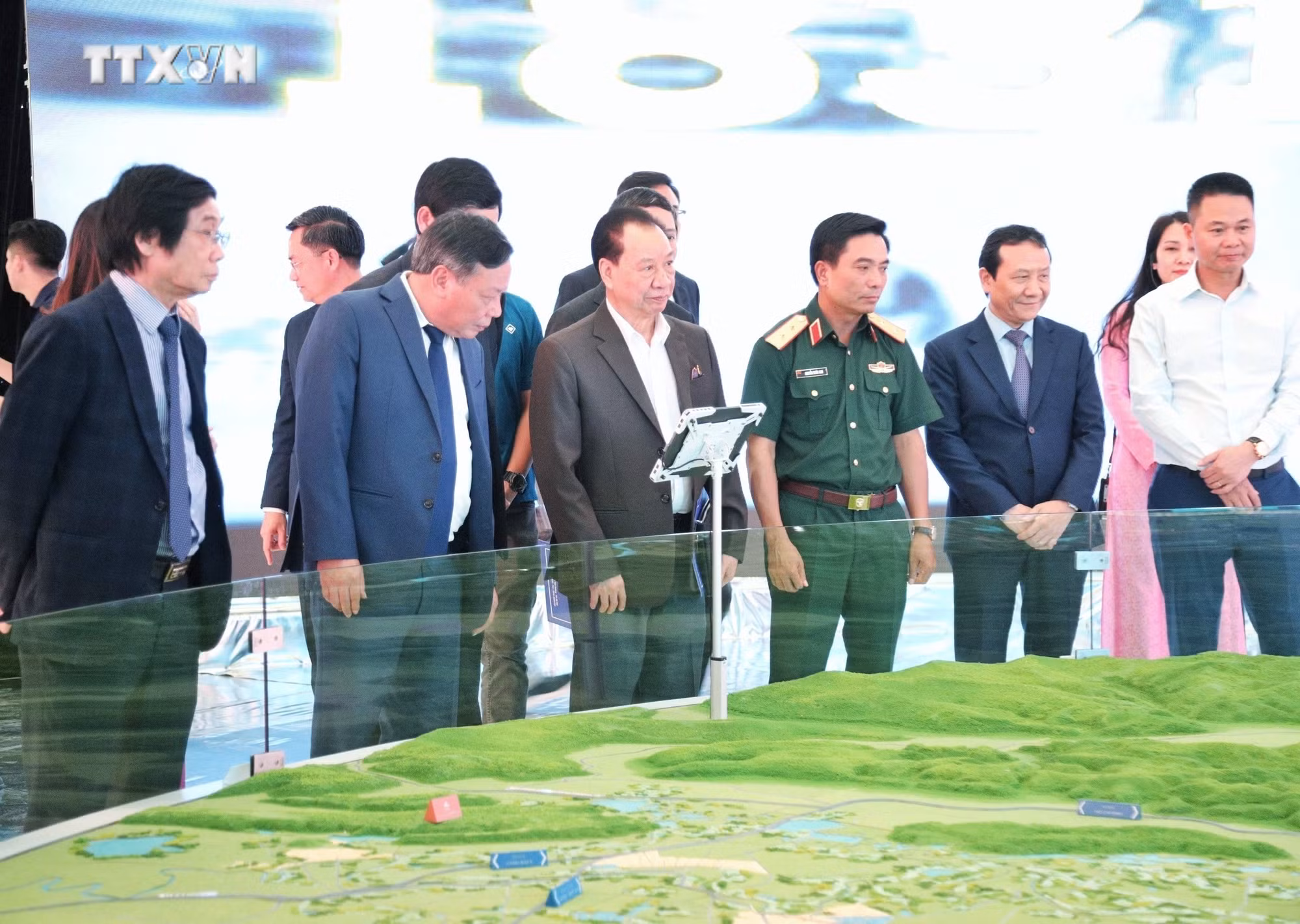 vna_potal_trien_lam_“thanh_tuu_kinh_te_van_hoa_xa_hoi_cua_thu_do_70_nam_xay_dung_va_phat_trien”_7633210.jpeg