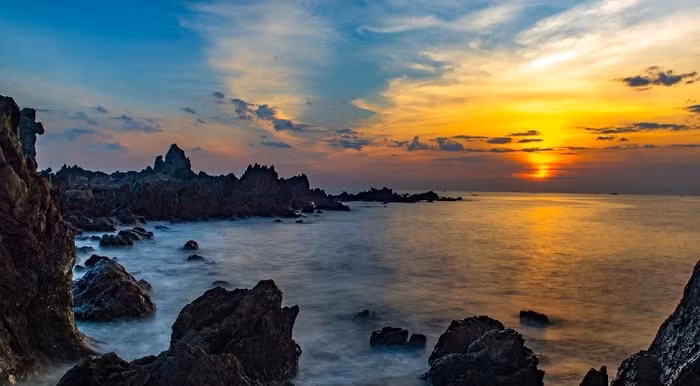 Khách tham quan đi cáp treo lên đỉnh núi Bà Đen luôn mang khẩu trang để phòng dịch. Ảnh: Thanh Tân - TTXVN
