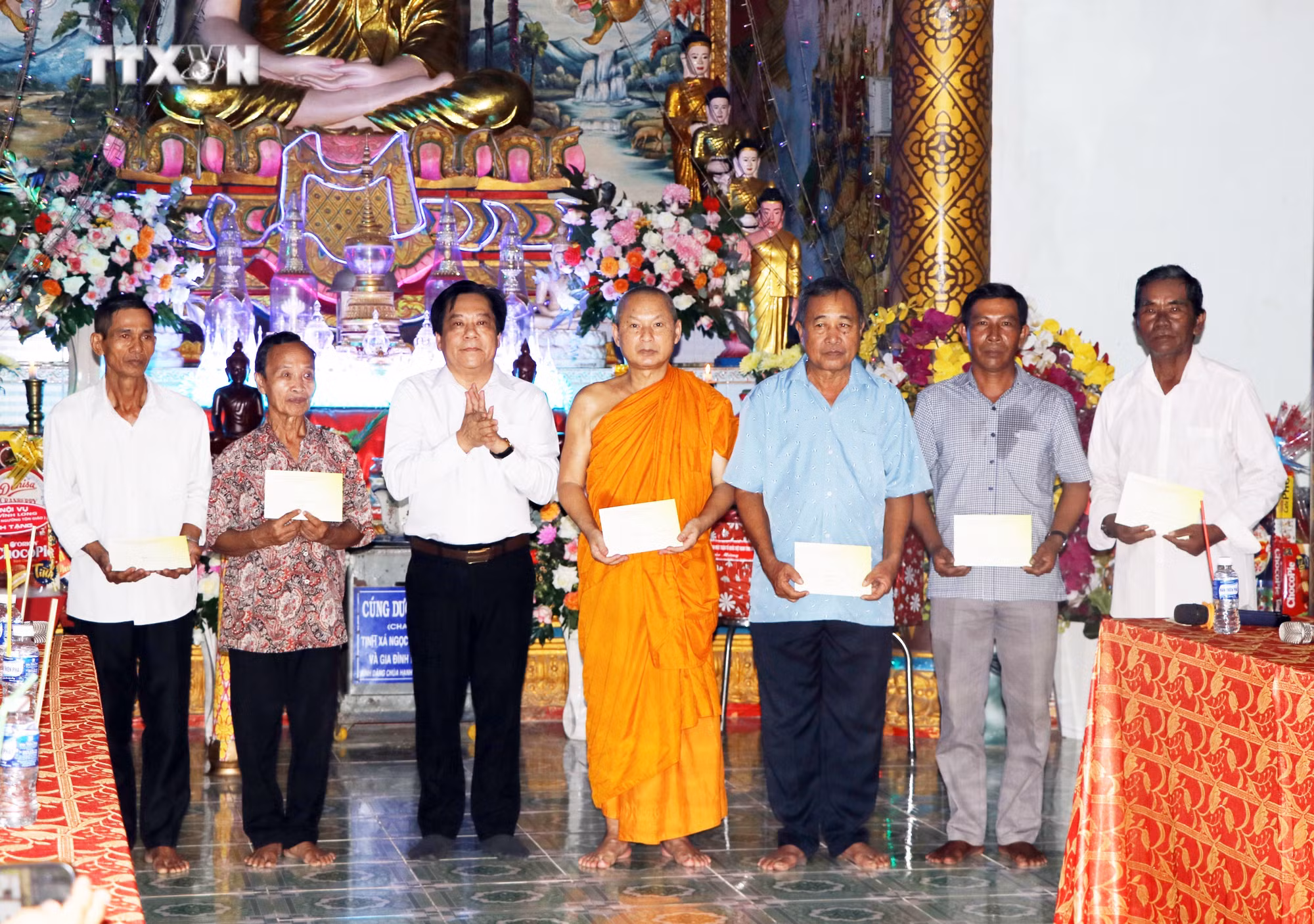 vna_potal_lanh_dao_tinh_vinh_long__tham_chuc_mung_le_sene_dolta_nam_2024_cua_dong_bao_dan_toc_khmer_7626791.jpg