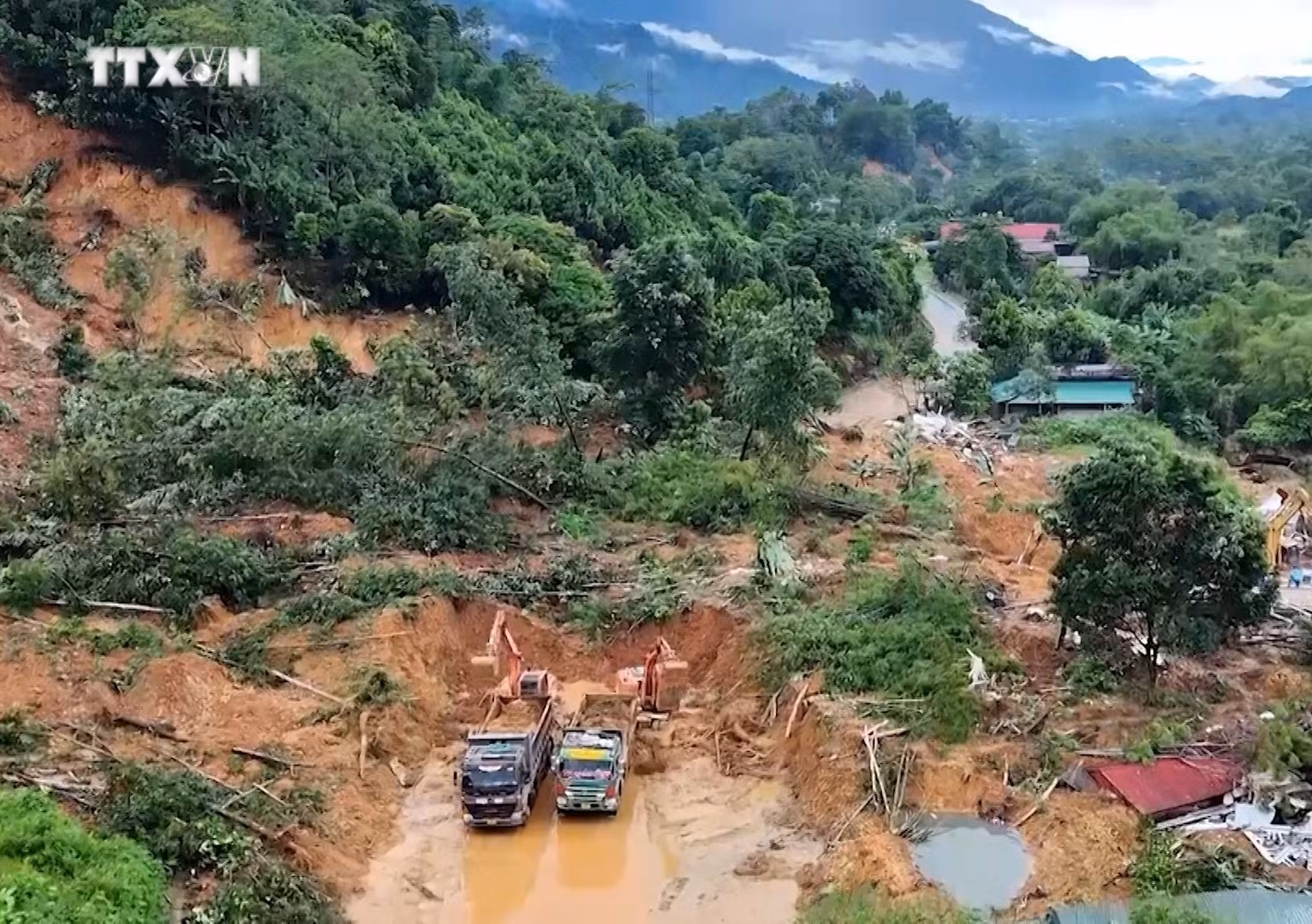 vna_potal_ha_giang_dong_bo_cac_giai_phap_khac_phuc_sat_lo_dat_tren_tuyen_quoc_lo_2_7626541.jpg